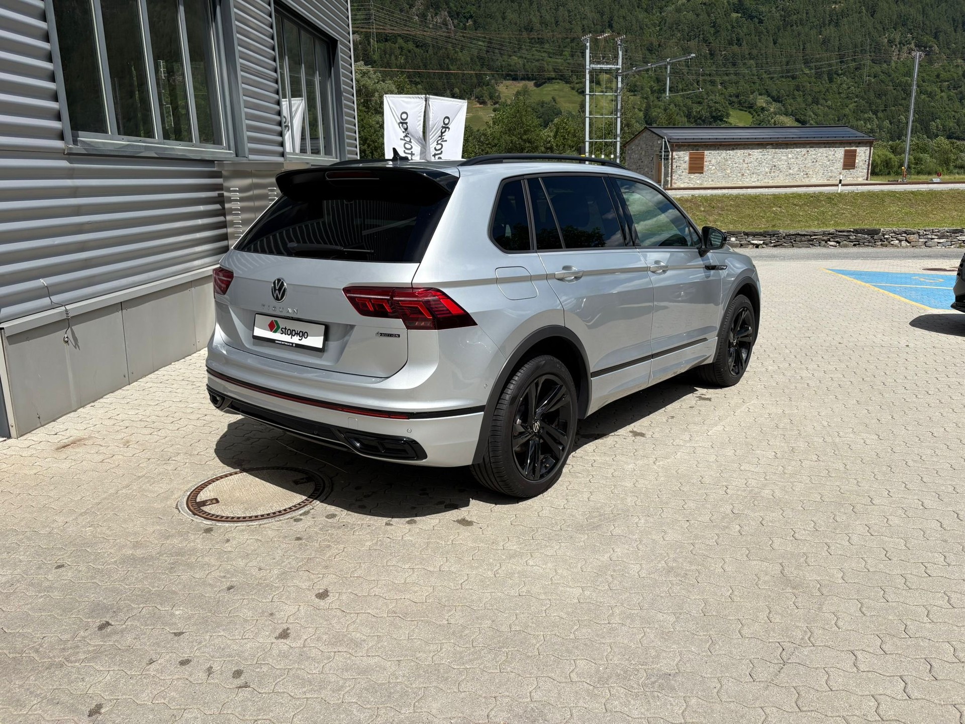 VW Tiguan 2.0 TDI SCR R-Line 4Motion DSG-image-2