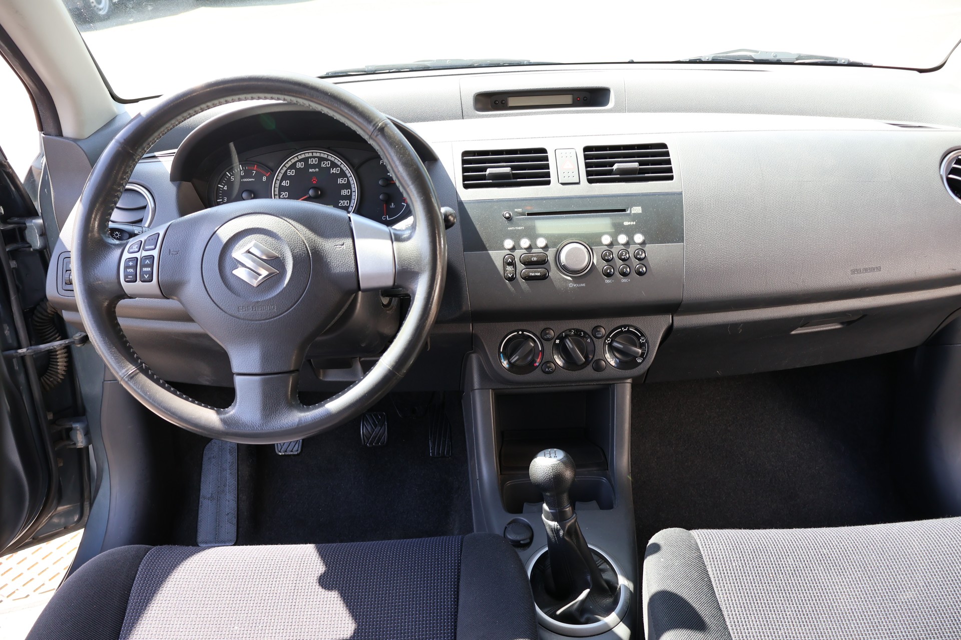 SUZUKI Swift 1.3i 16V GL Top 4x4-image-13