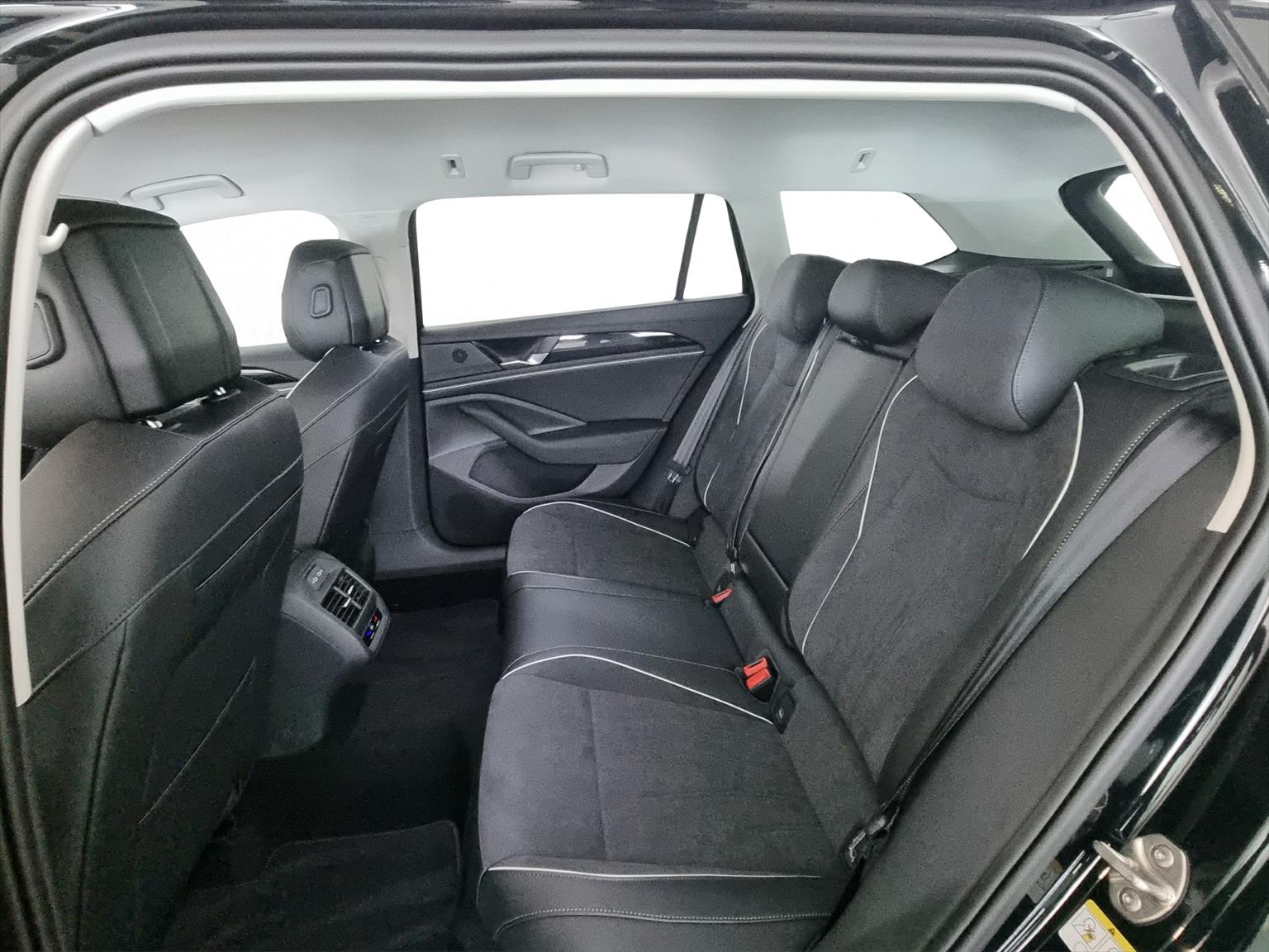 VW Passat Variant 1.5 TSI evo2 Plug-In- Hybrid Busine-image-6