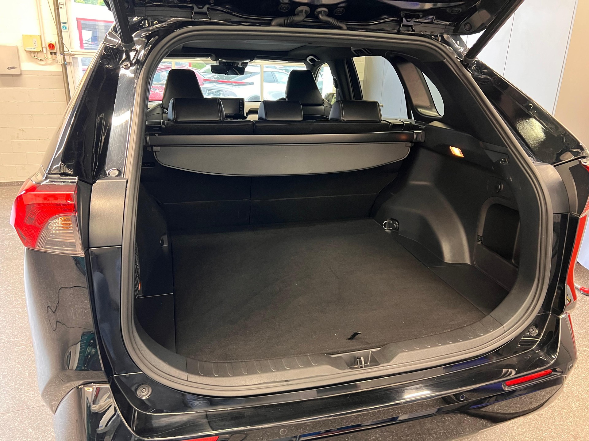 TOYOTA RAV4 2.5 HEV Black Edition-image-6