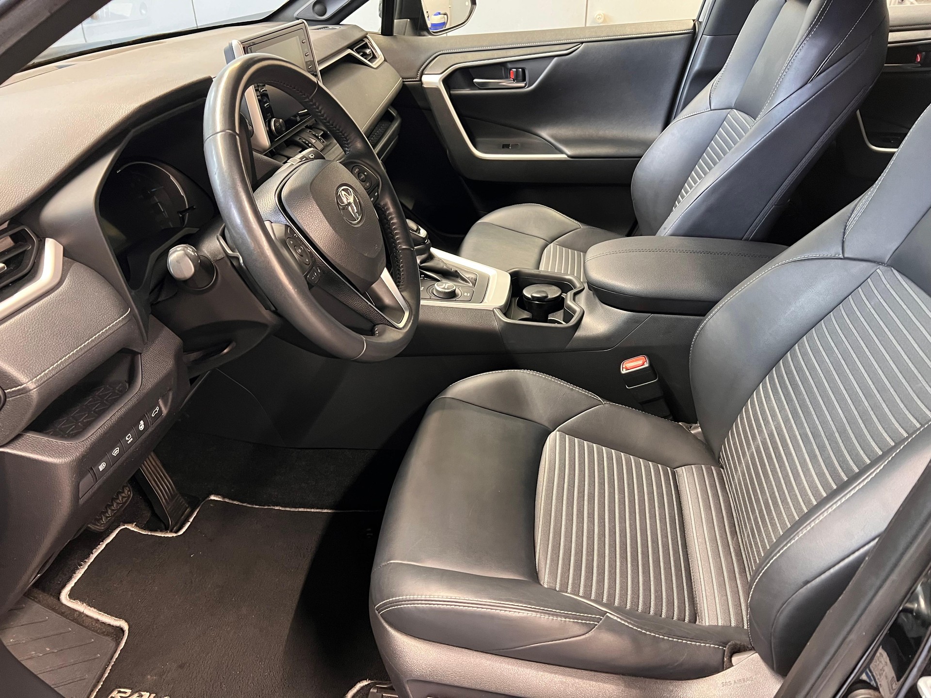 TOYOTA RAV4 2.5 HEV Black Edition-image-8
