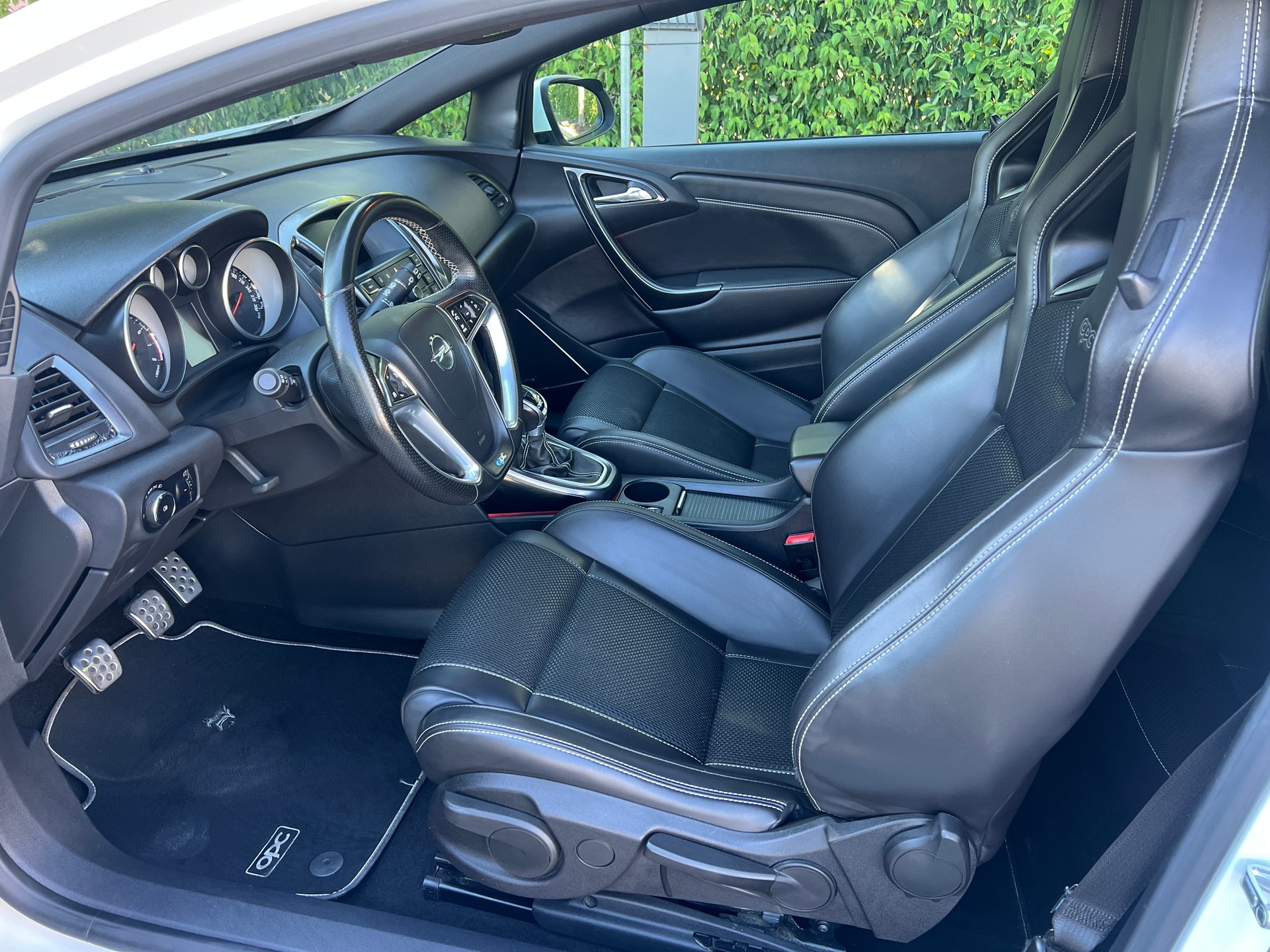 OPEL Astra GTC 2.0i 16V Turbo OPC-image-6