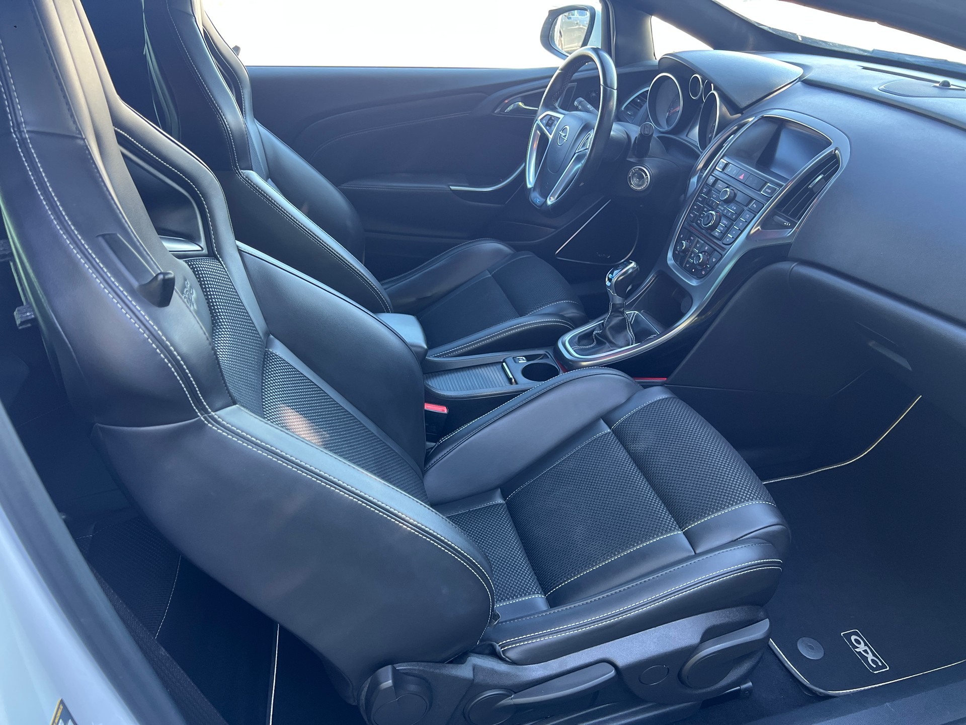 OPEL Astra GTC 2.0i 16V Turbo OPC-image-9