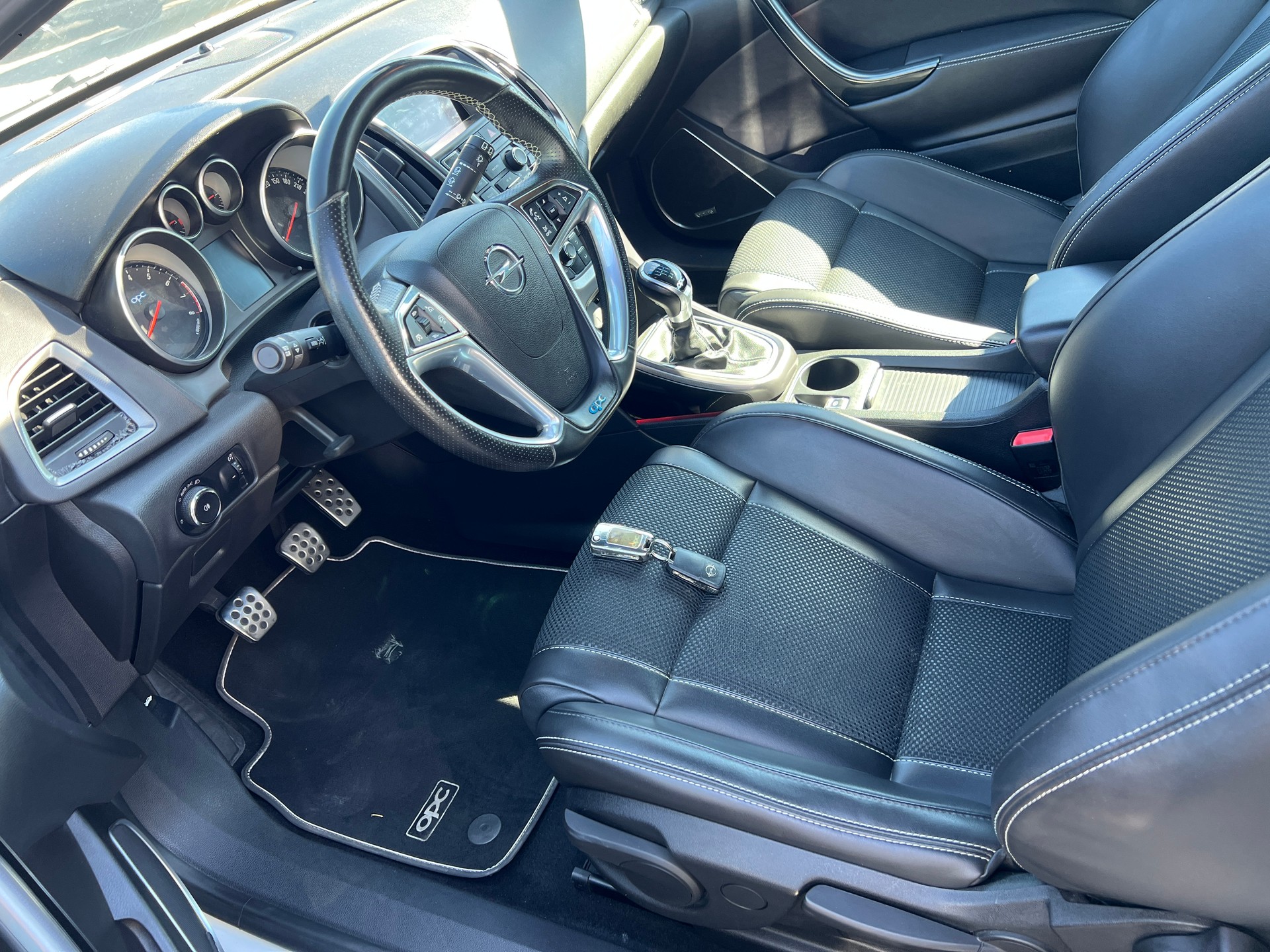 OPEL Astra GTC 2.0i 16V Turbo OPC-image-12