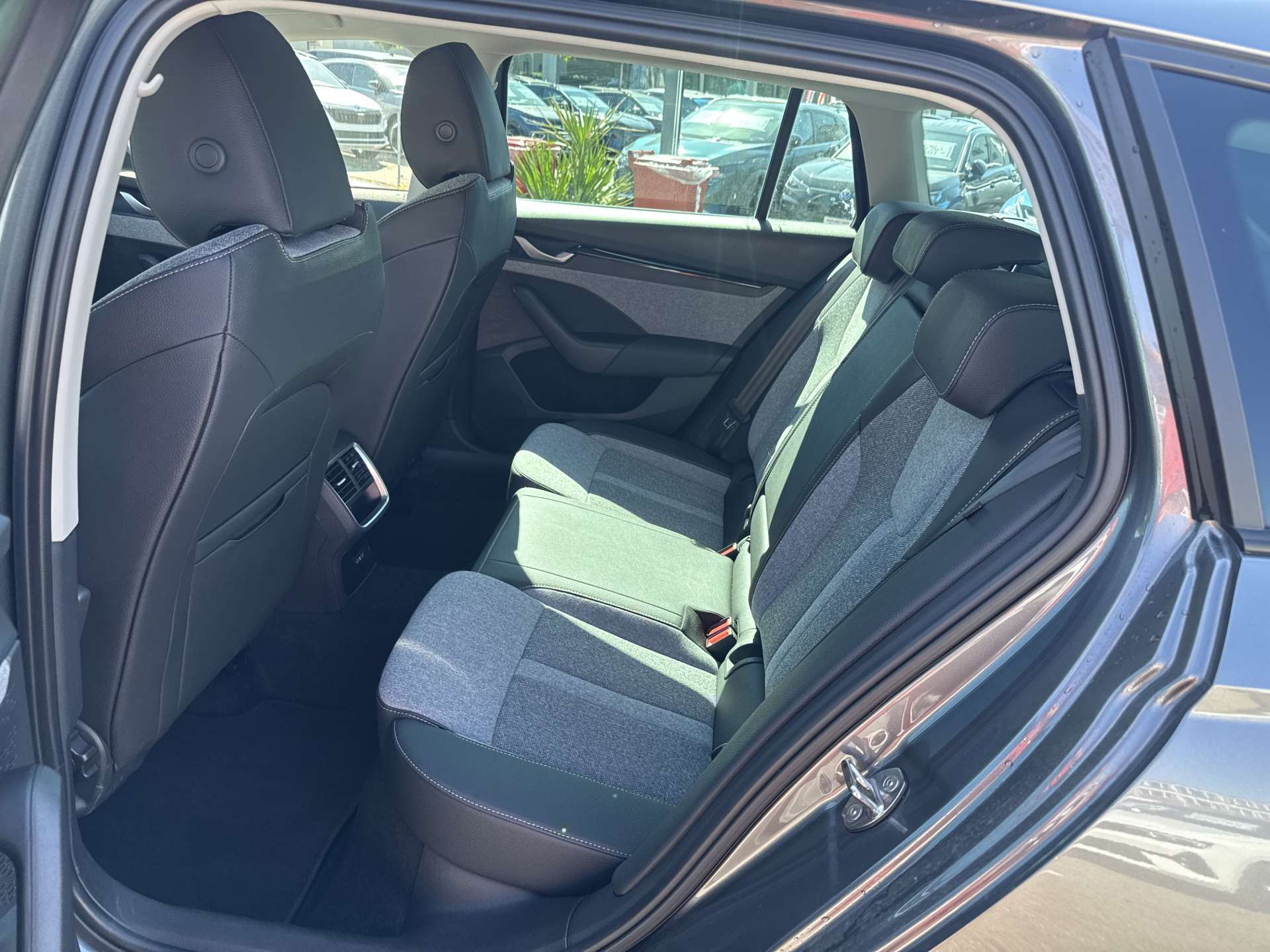 SKODA Octavia Combi 2.0 TDi Selection DSG-Automat-image-6