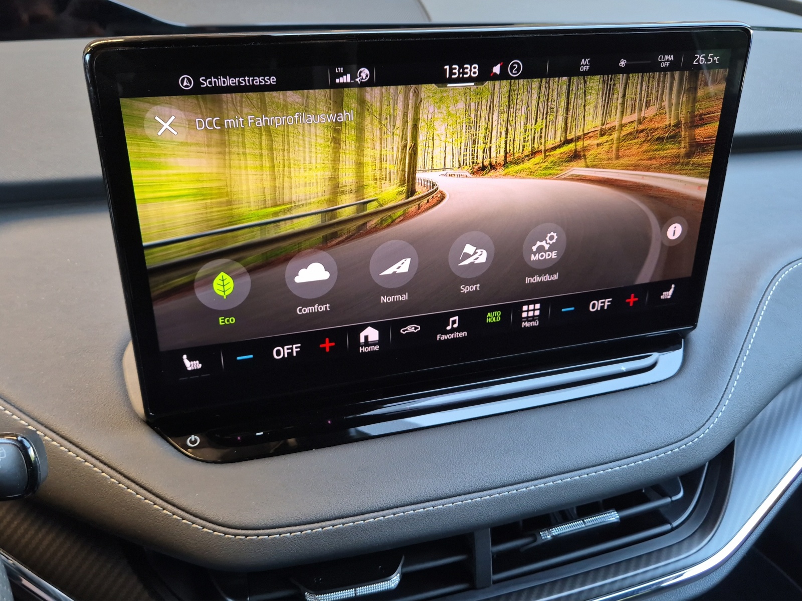 SKODA Enyaq iV 80 SportLine*360°Kamera*Panoramadach*Head up Display*Anhängerkupplung*-image-13