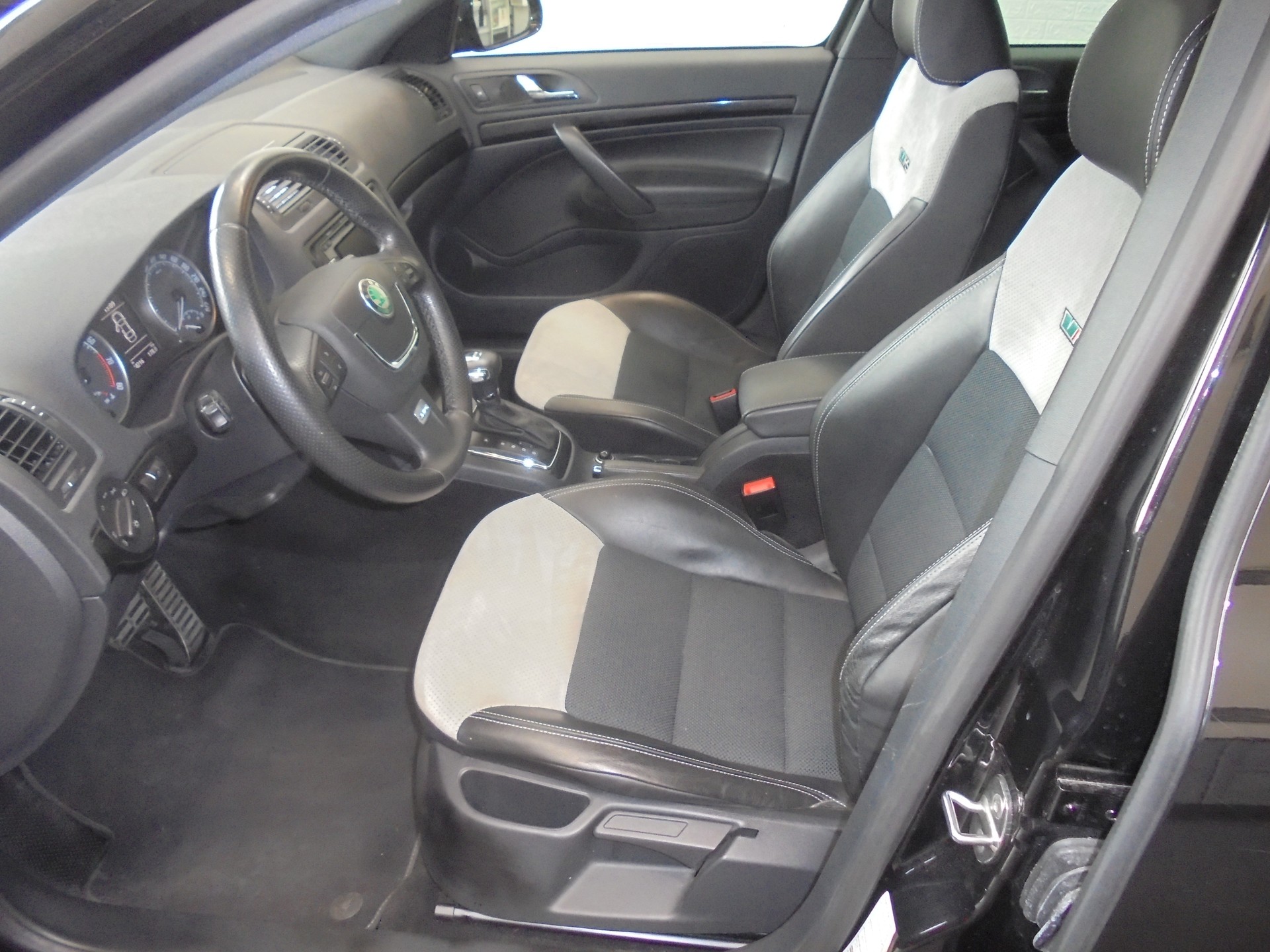 SKODA Octavia Combi 2.0 TSI RS DSG-image-4