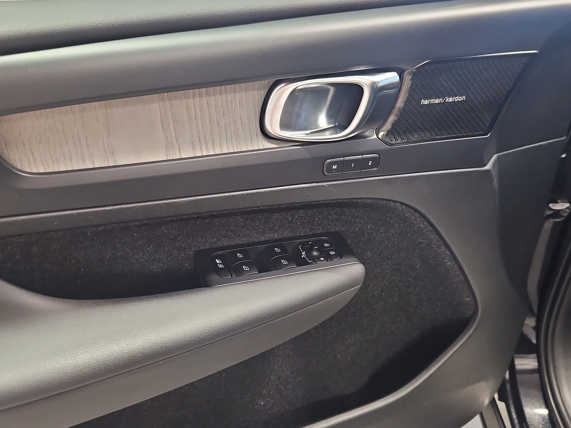 VOLVO XC40 2.0 T4 Inscription AWD-image-15