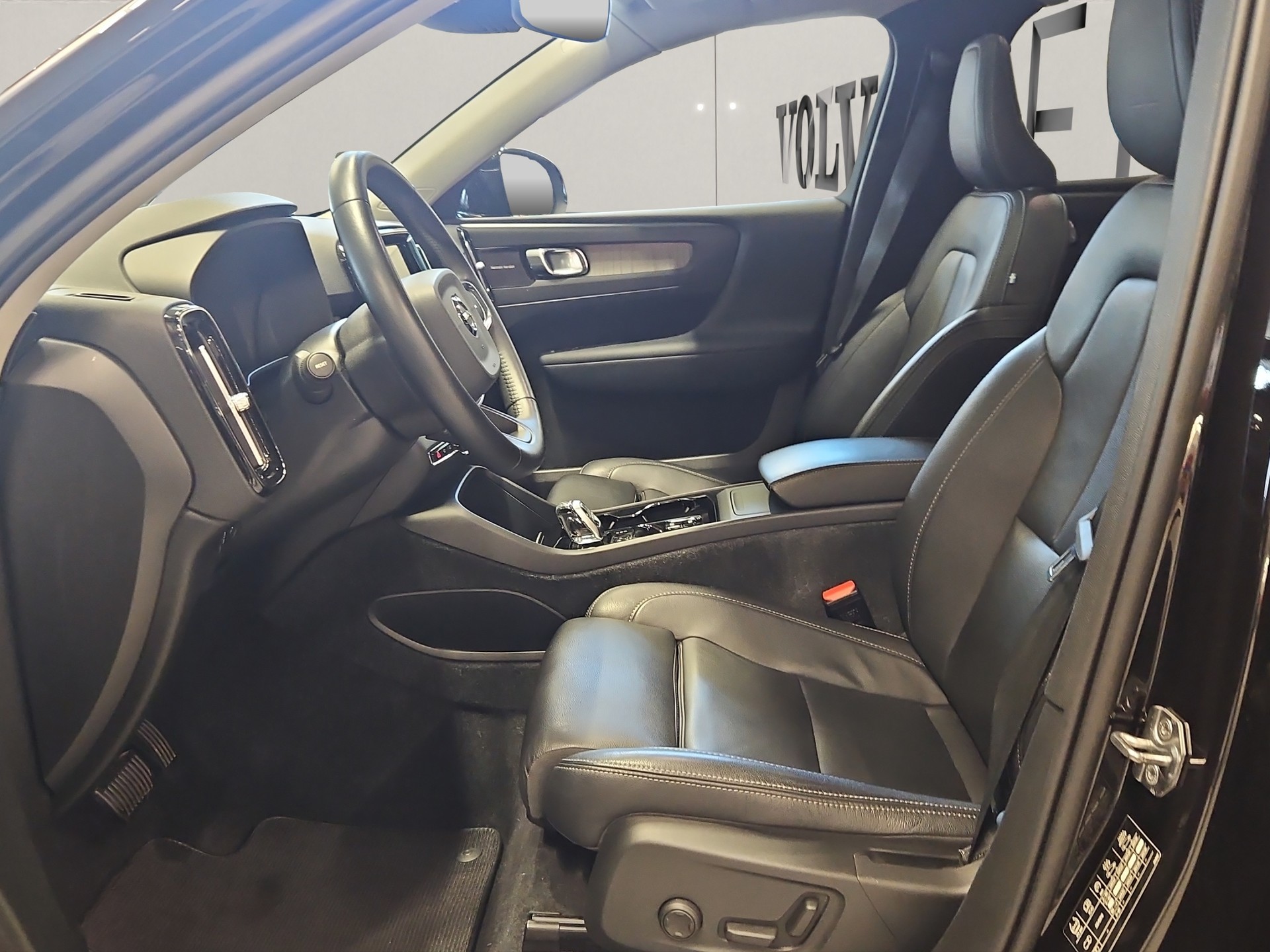 VOLVO XC40 2.0 T4 Inscription AWD-image-6