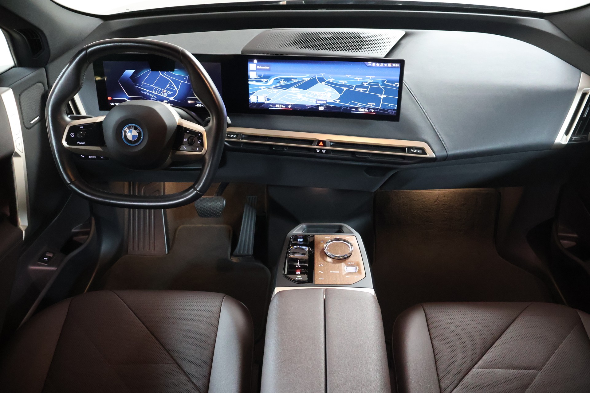 BMW iX xDrive50 Sportpaket-image-16