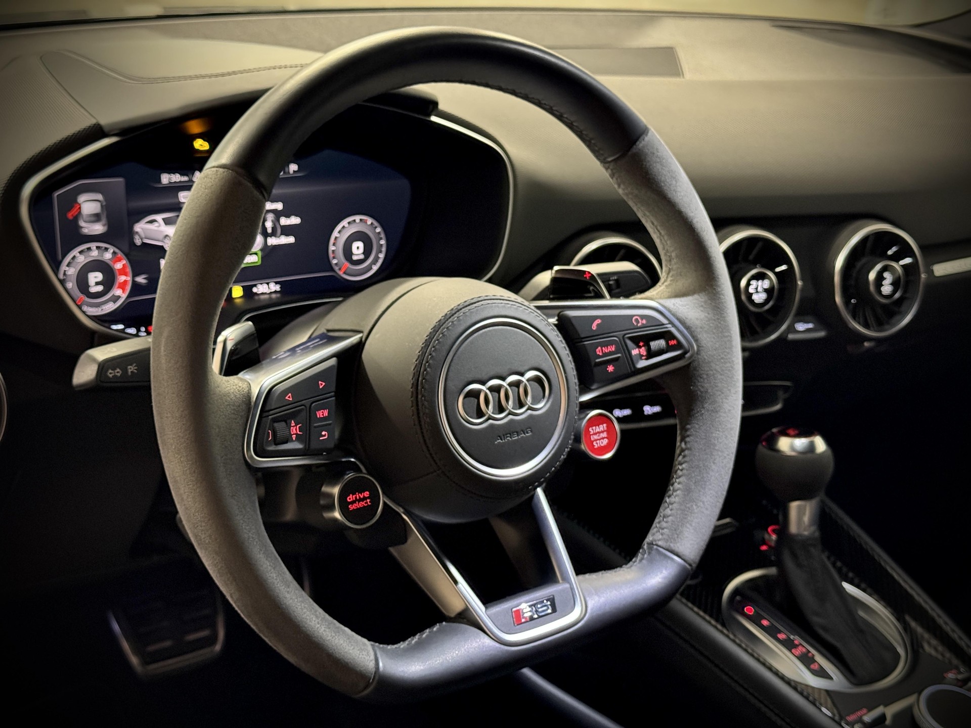 AUDI TT Coupé TTRS quattro S-tronic-image-8