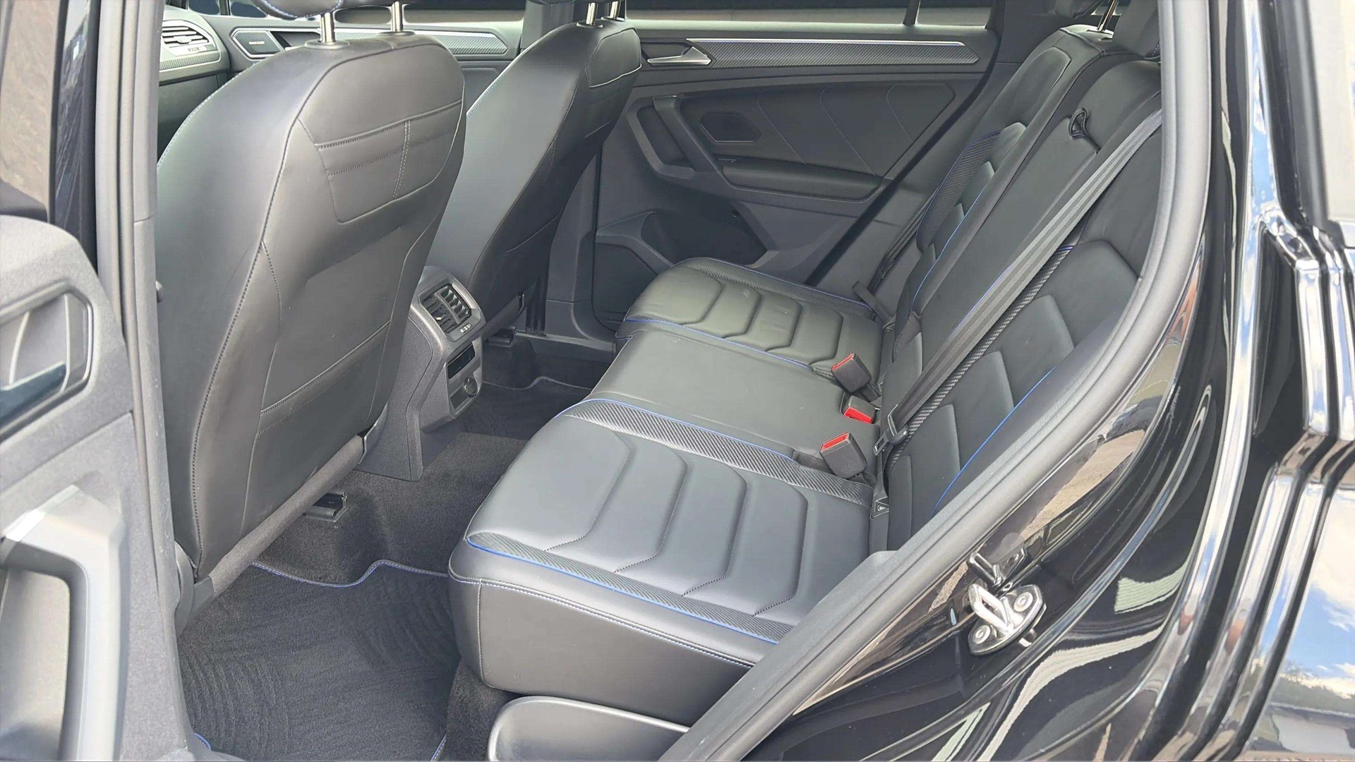VW Tiguan 2.0TSI R 4Motion DSG mit AHK + Ledersitze & Komplettwinterräder-image-12