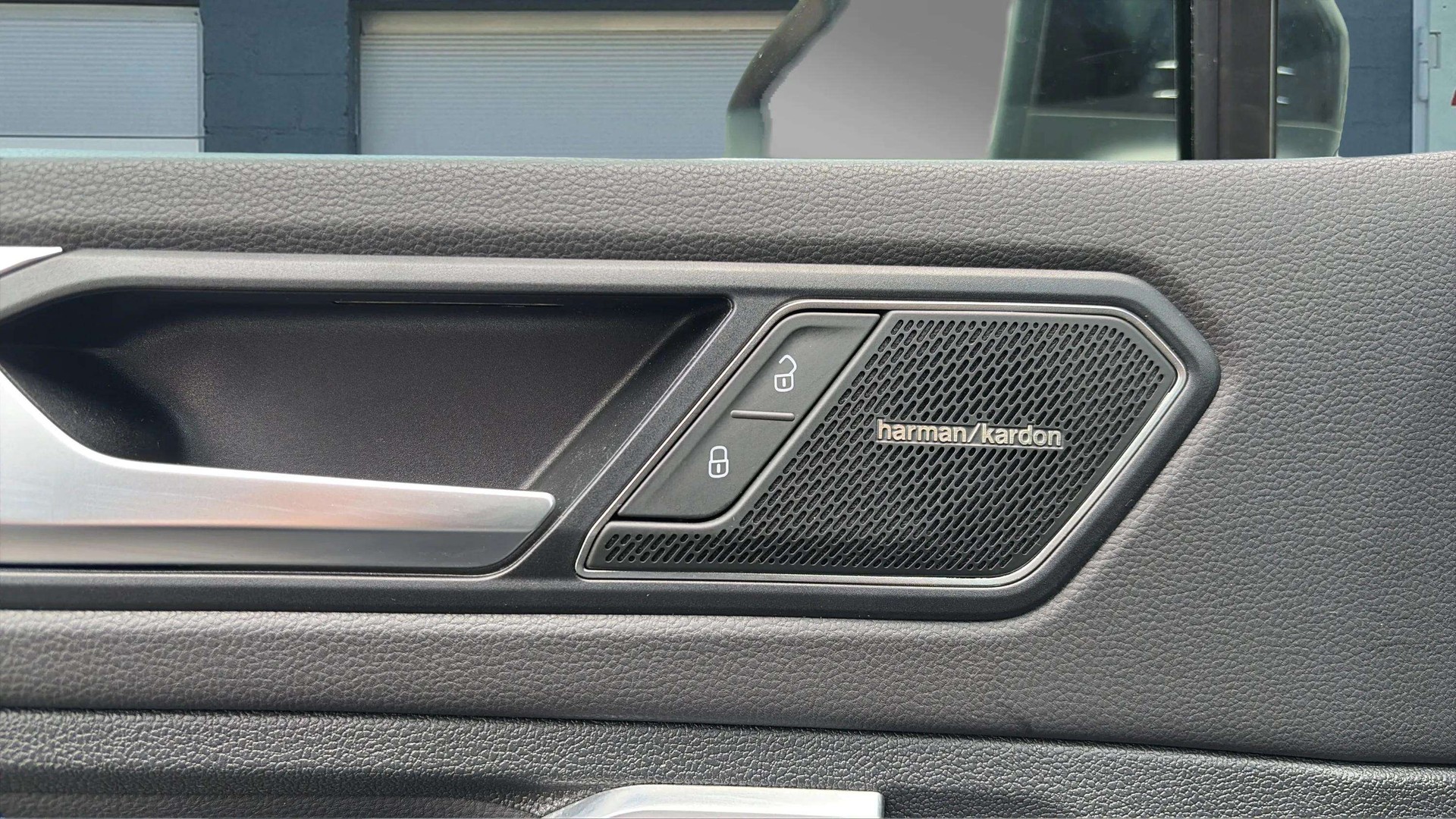 VW Tiguan 2.0TSI R 4Motion DSG mit AHK + Ledersitze & Komplettwinterräder-image-25