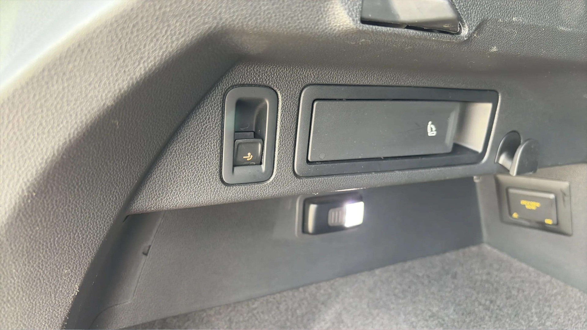 VW Tiguan 2.0TSI R 4Motion DSG mit AHK + Ledersitze & Komplettwinterräder-image-26
