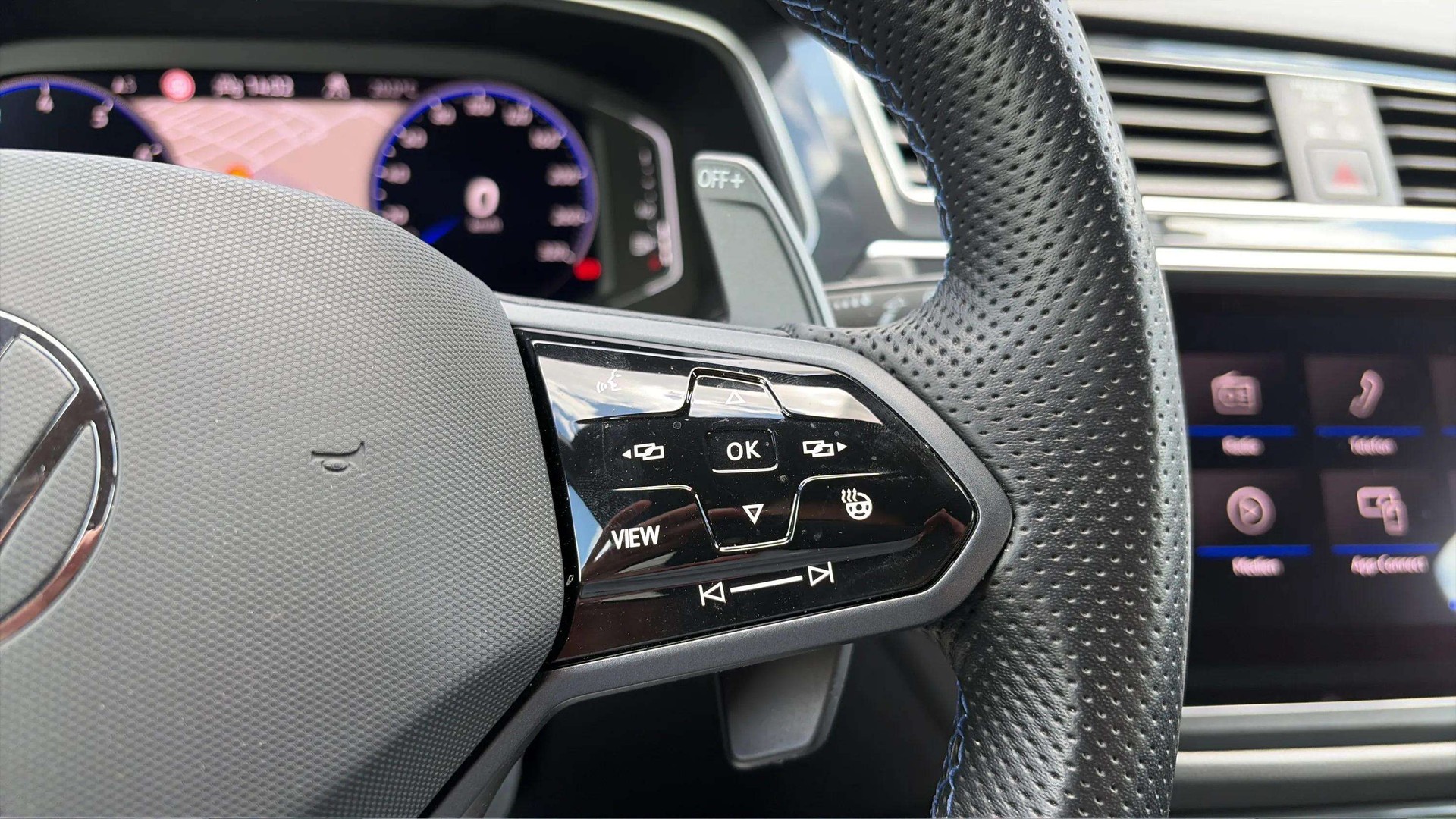 VW Tiguan 2.0TSI R 4Motion DSG mit AHK + Ledersitze & Komplettwinterräder-image-23