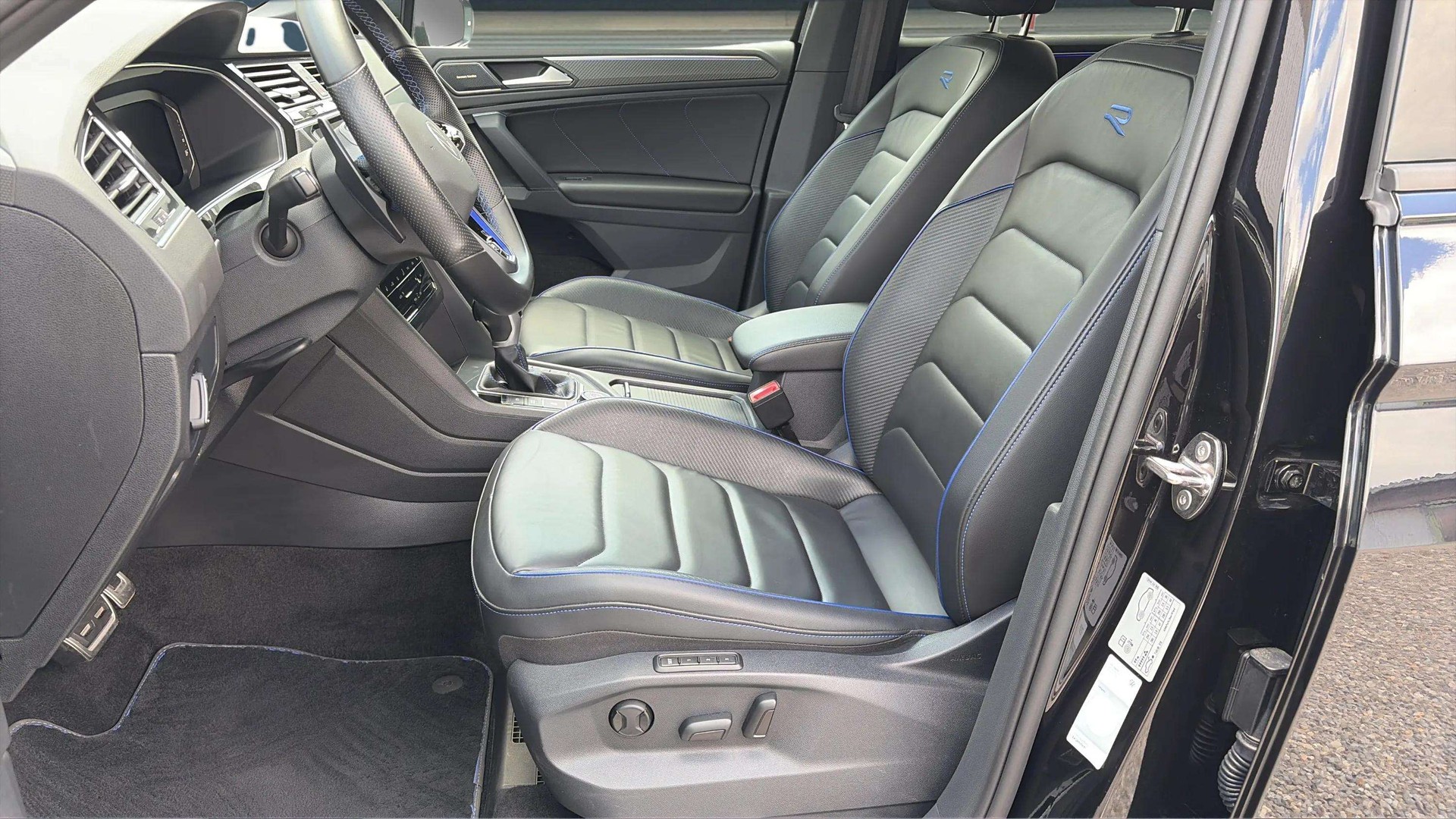 VW Tiguan 2.0TSI R 4Motion DSG mit AHK + Ledersitze & Komplettwinterräder-image-10