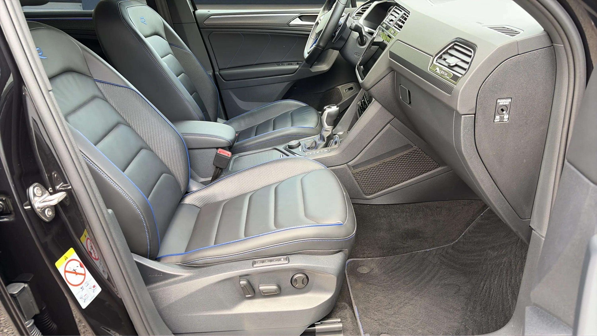 VW Tiguan 2.0TSI R 4Motion DSG mit AHK + Ledersitze & Komplettwinterräder-image-11