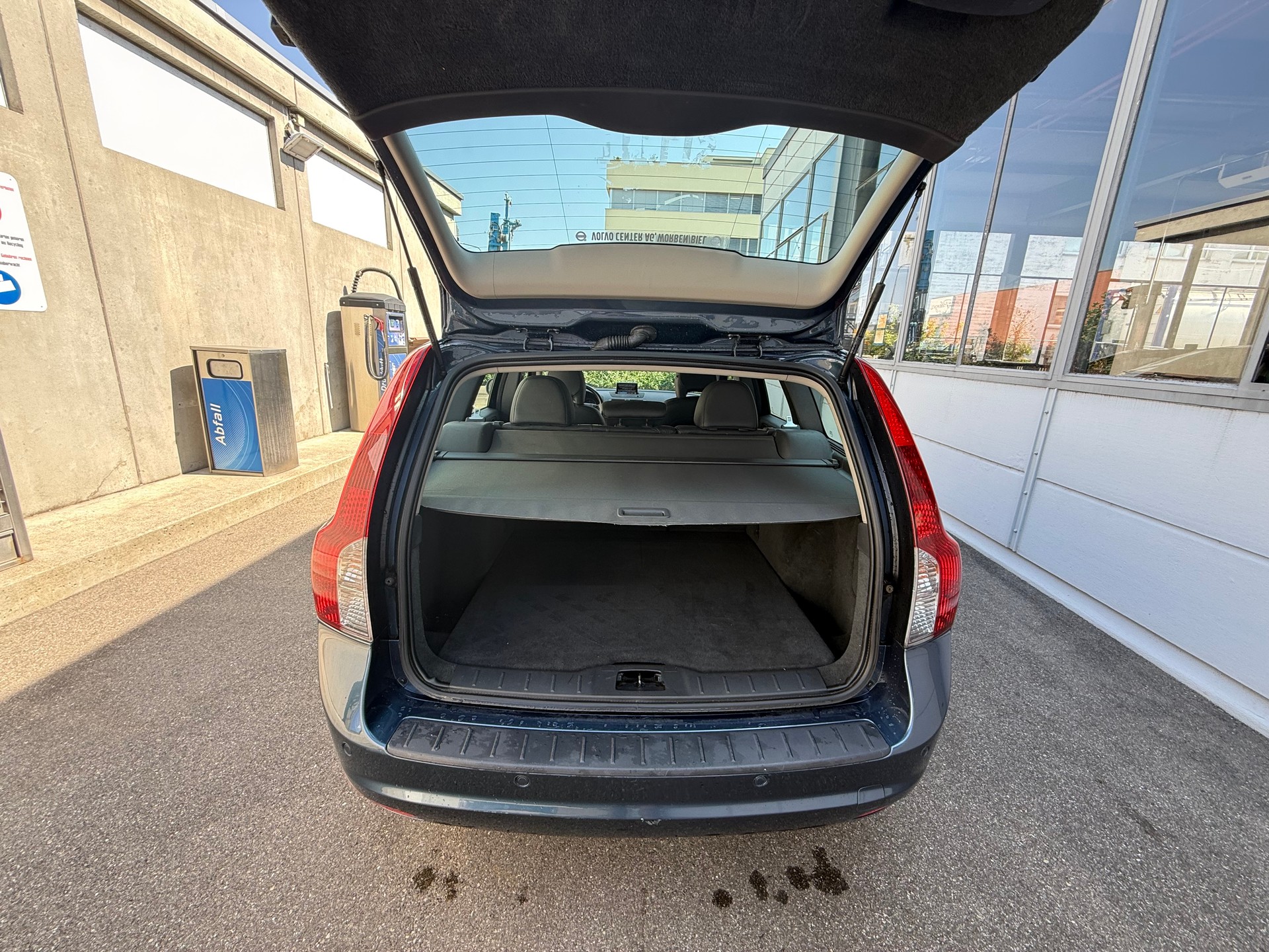 VOLVO V50 D3 Summum Geartronic *Lederausstattung *Sitzheizung *Tempomat *Freisprechanlage-image-4