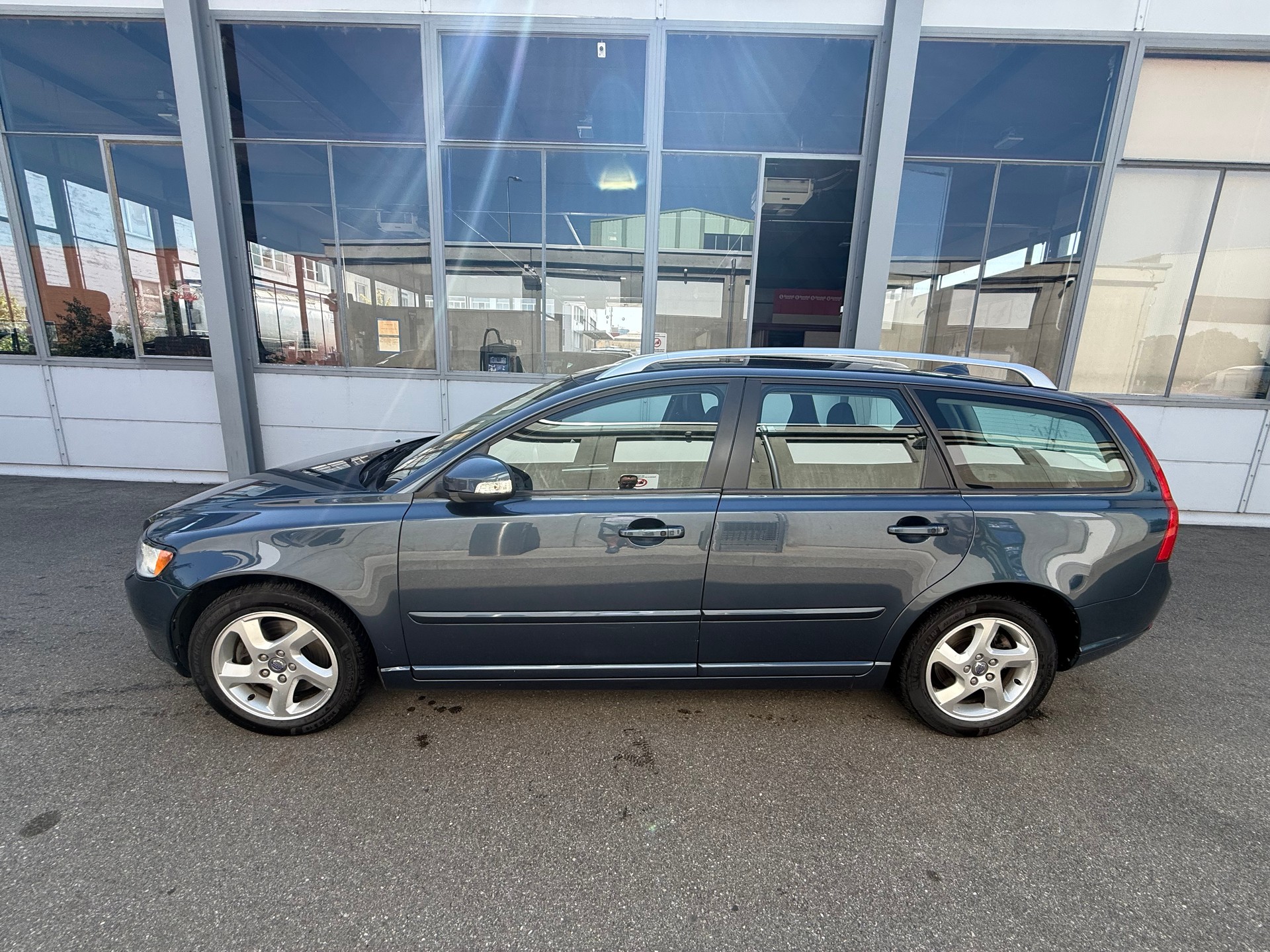 VOLVO V50 D3 Summum Geartronic *Lederausstattung *Sitzheizung *Tempomat *Freisprechanlage-image-6