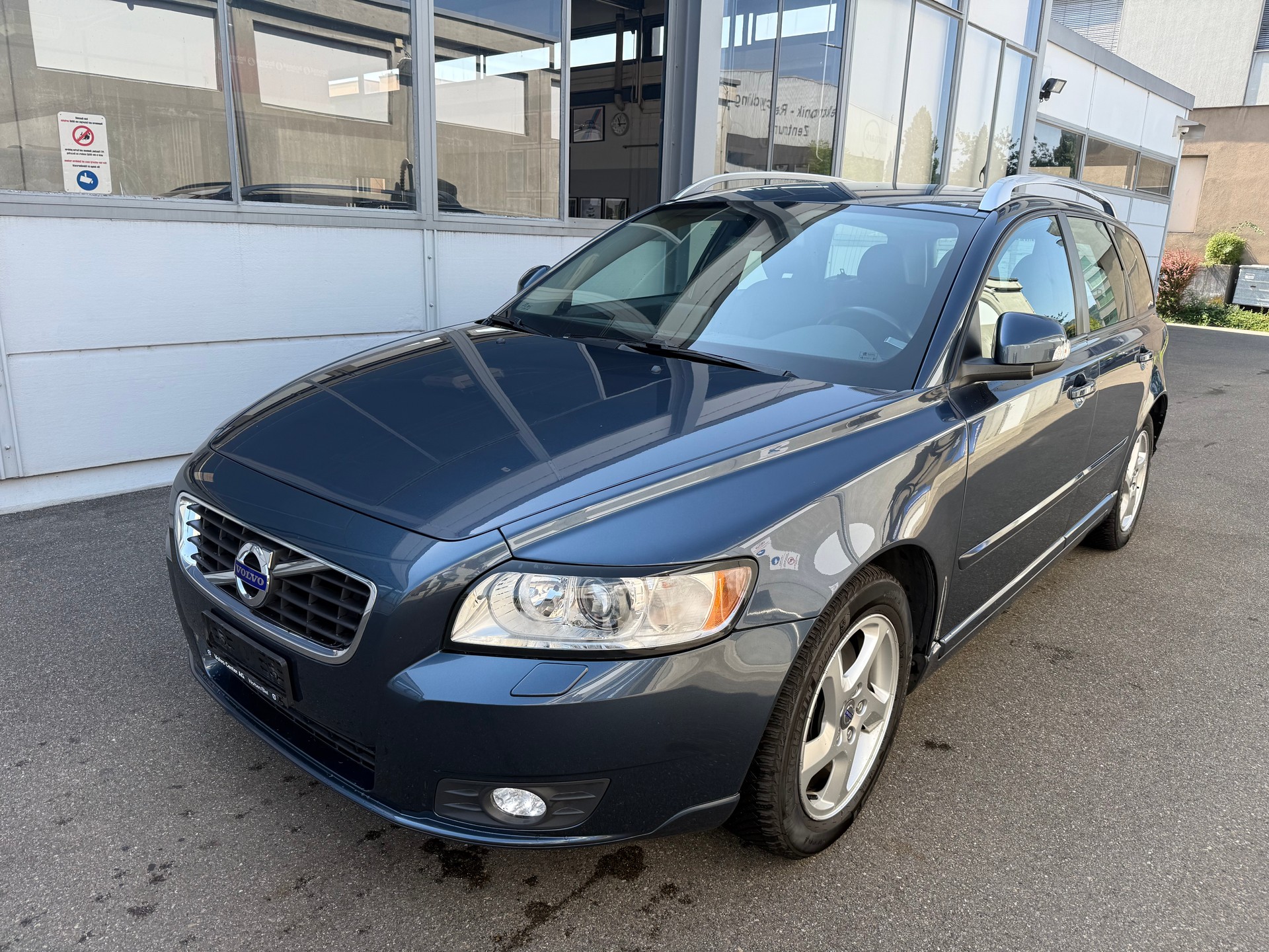 VOLVO V50 D3 Summum Geartronic *Lederausstattung *Sitzheizung *Tempomat *Freisprechanlage-image-0