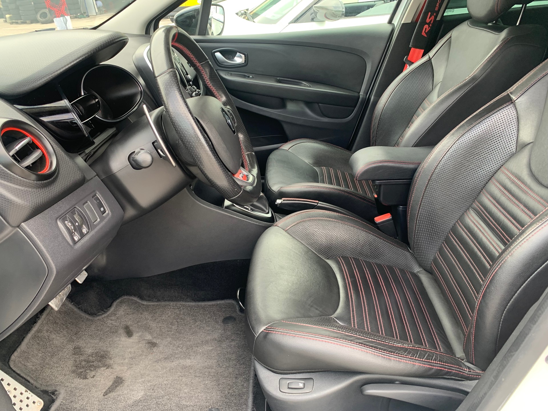 RENAULT Clio 1.6 T RS 220 Trophy EDC-image-10