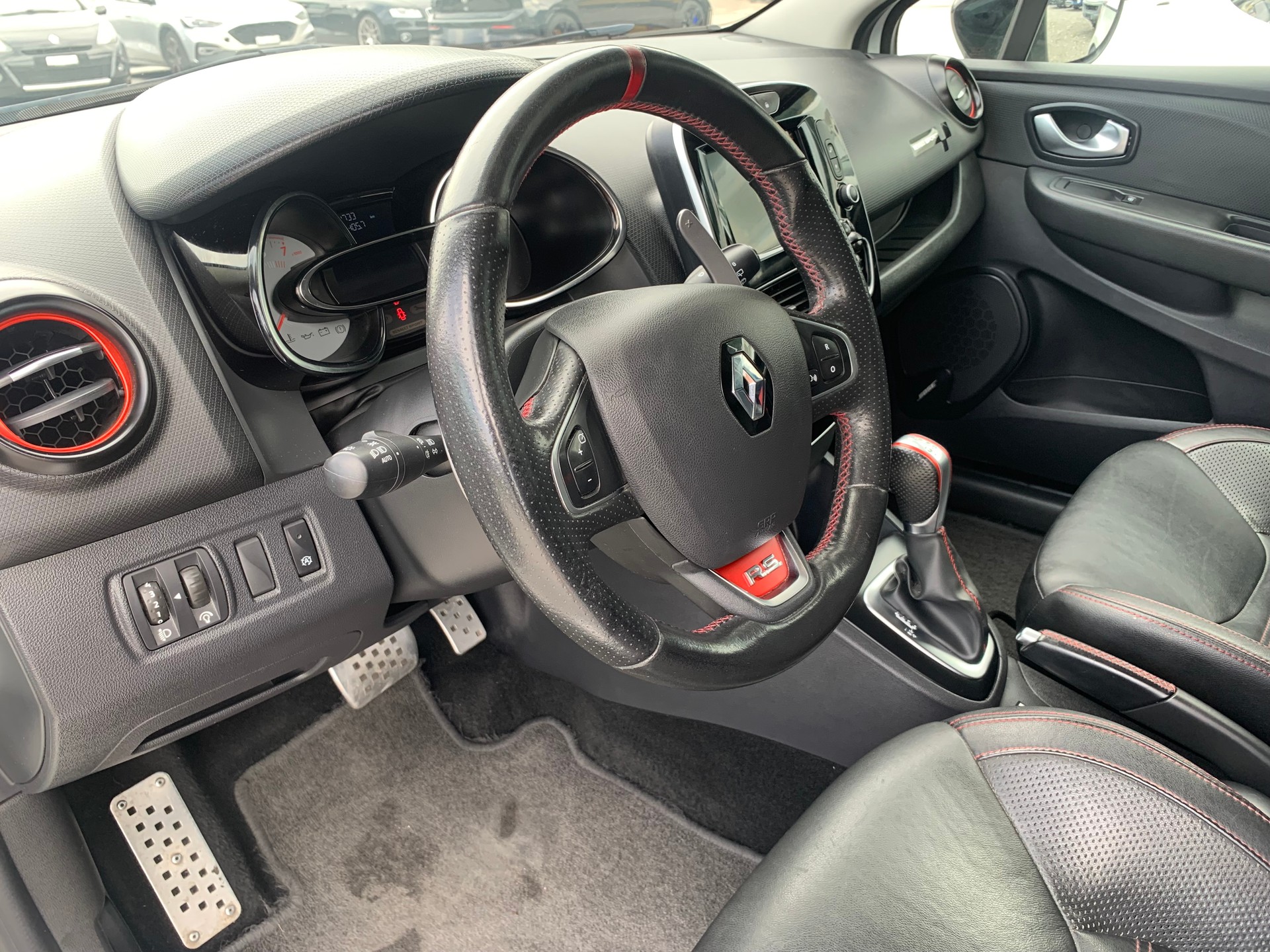 RENAULT Clio 1.6 T RS 220 Trophy EDC-image-9