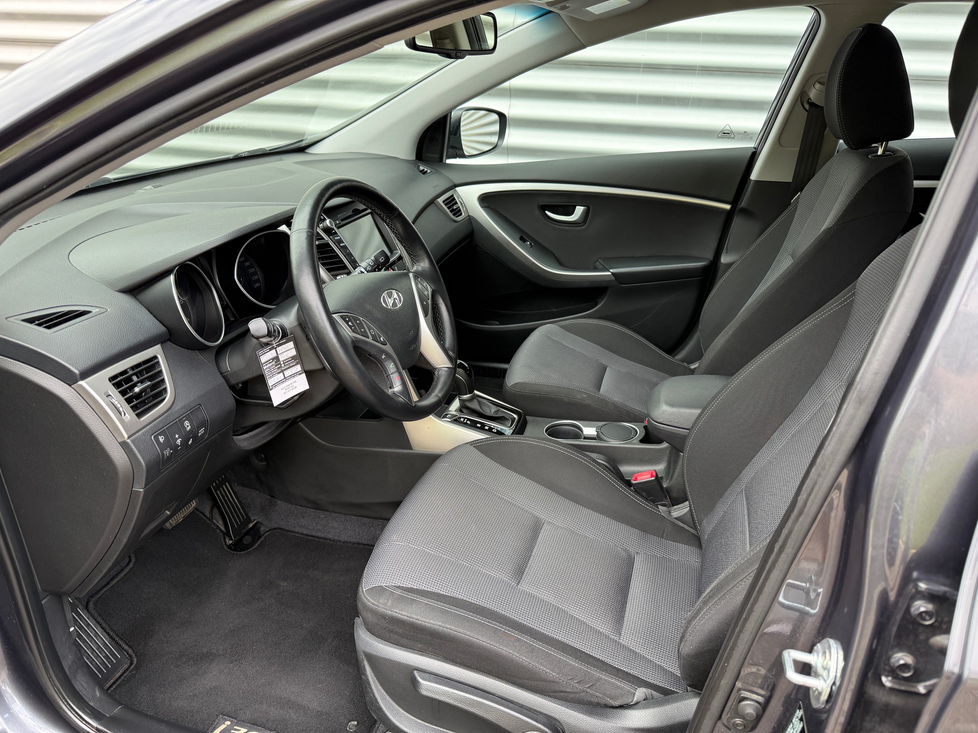 HYUNDAI i30 Wagon 1.6 CRDi Amplia Automatic DCT-image-15