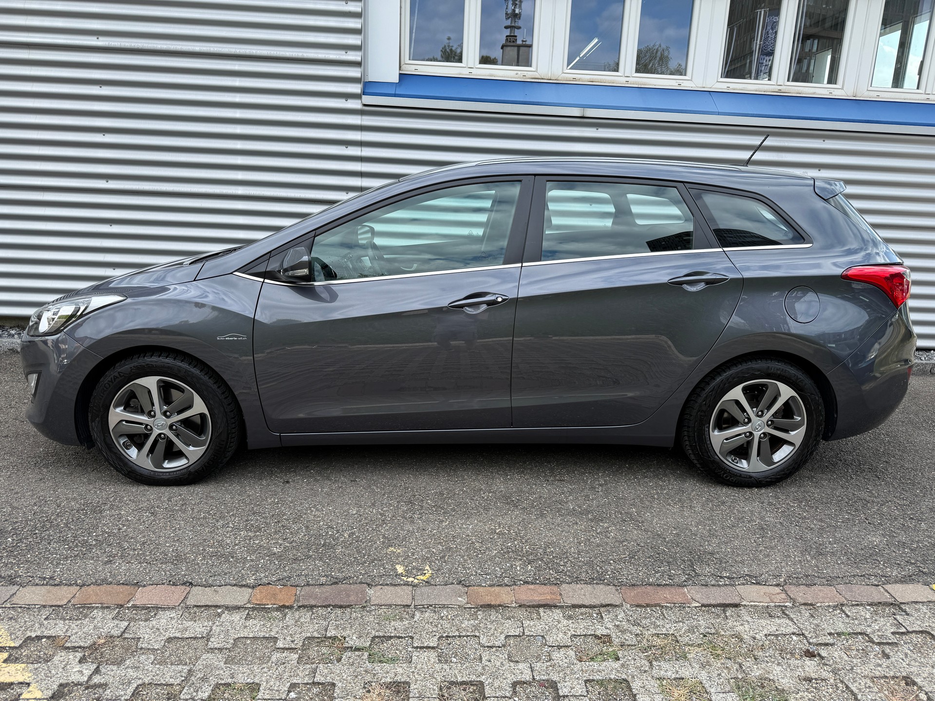 HYUNDAI i30 Wagon 1.6 CRDi Amplia Automatic DCT-image-2