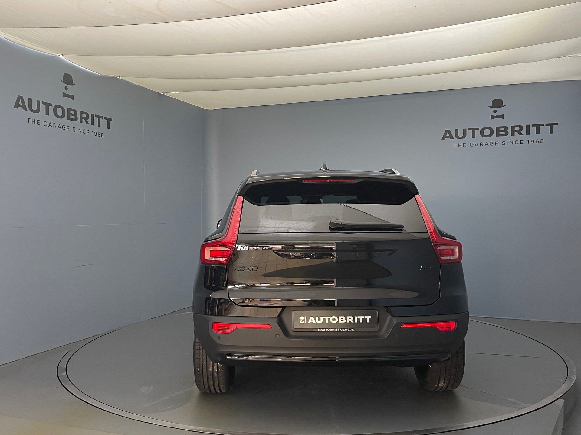 VOLVO XC40 2.0 B4 MH Black Edition-image-2