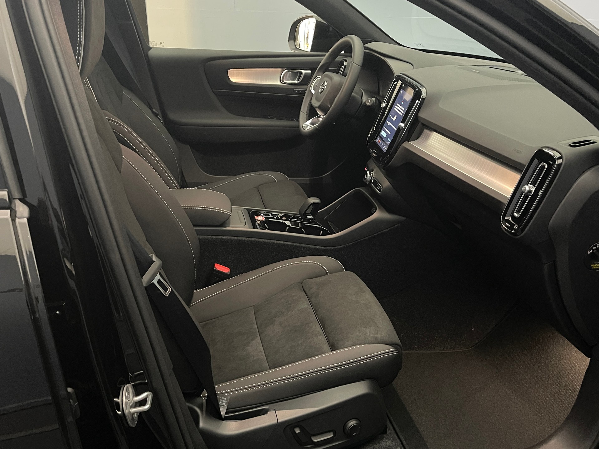 VOLVO XC40 2.0 B4 MH Black Edition-image-14