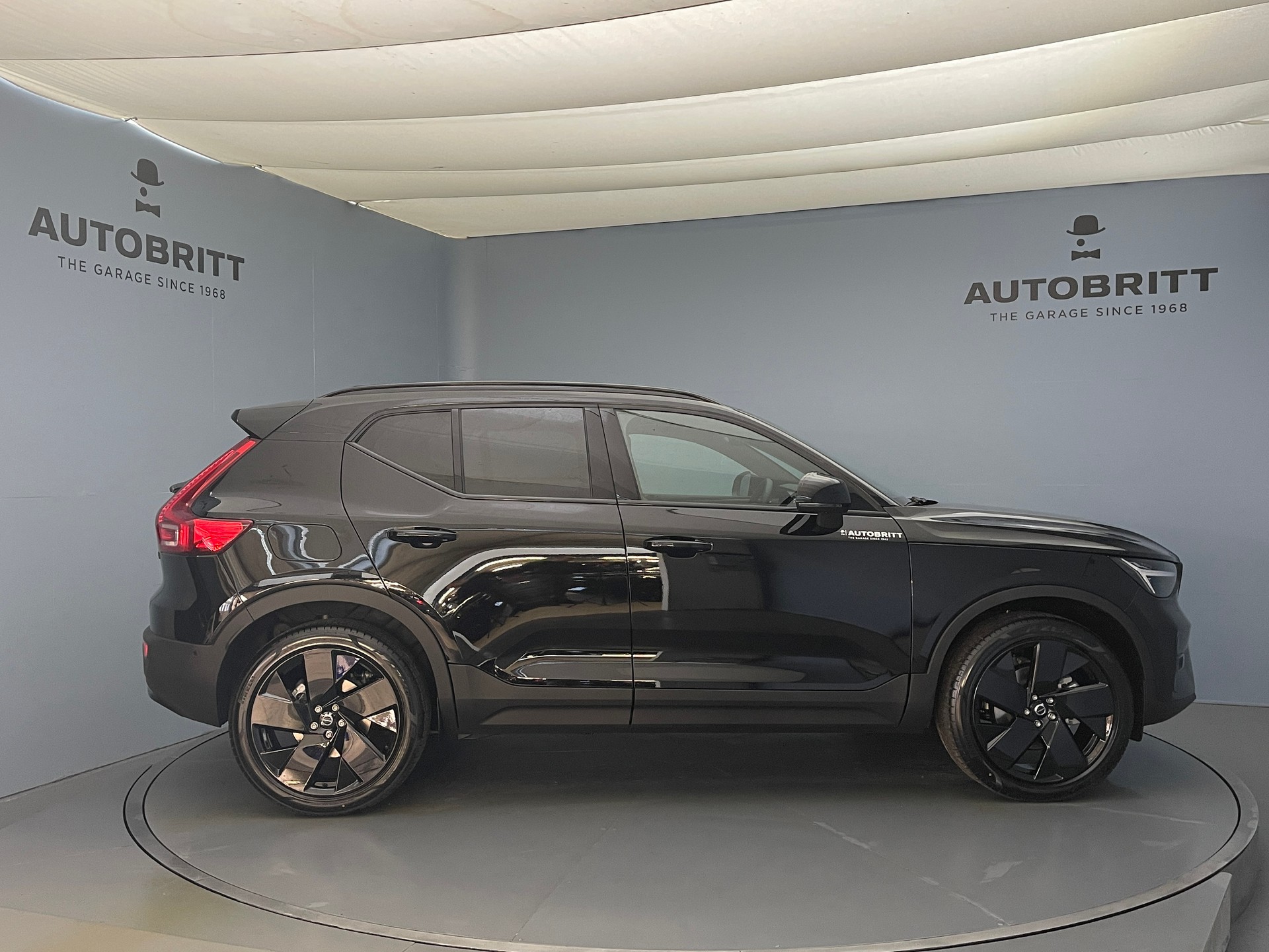 VOLVO XC40 2.0 B4 MH Black Edition-image-3
