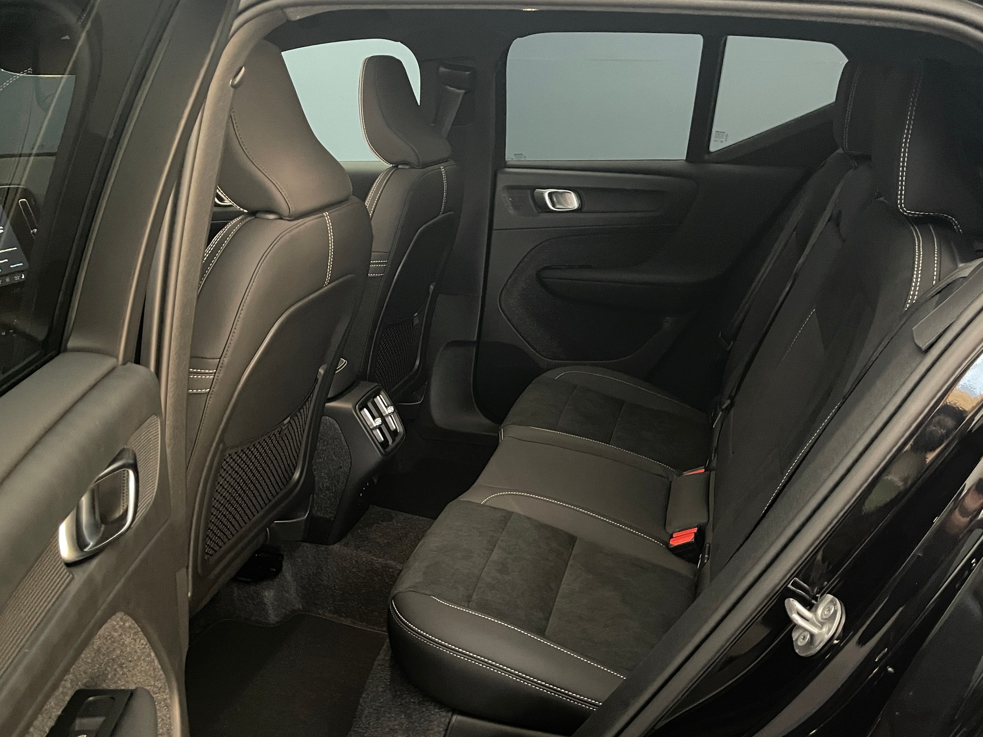 VOLVO XC40 2.0 B4 MH Black Edition-image-10