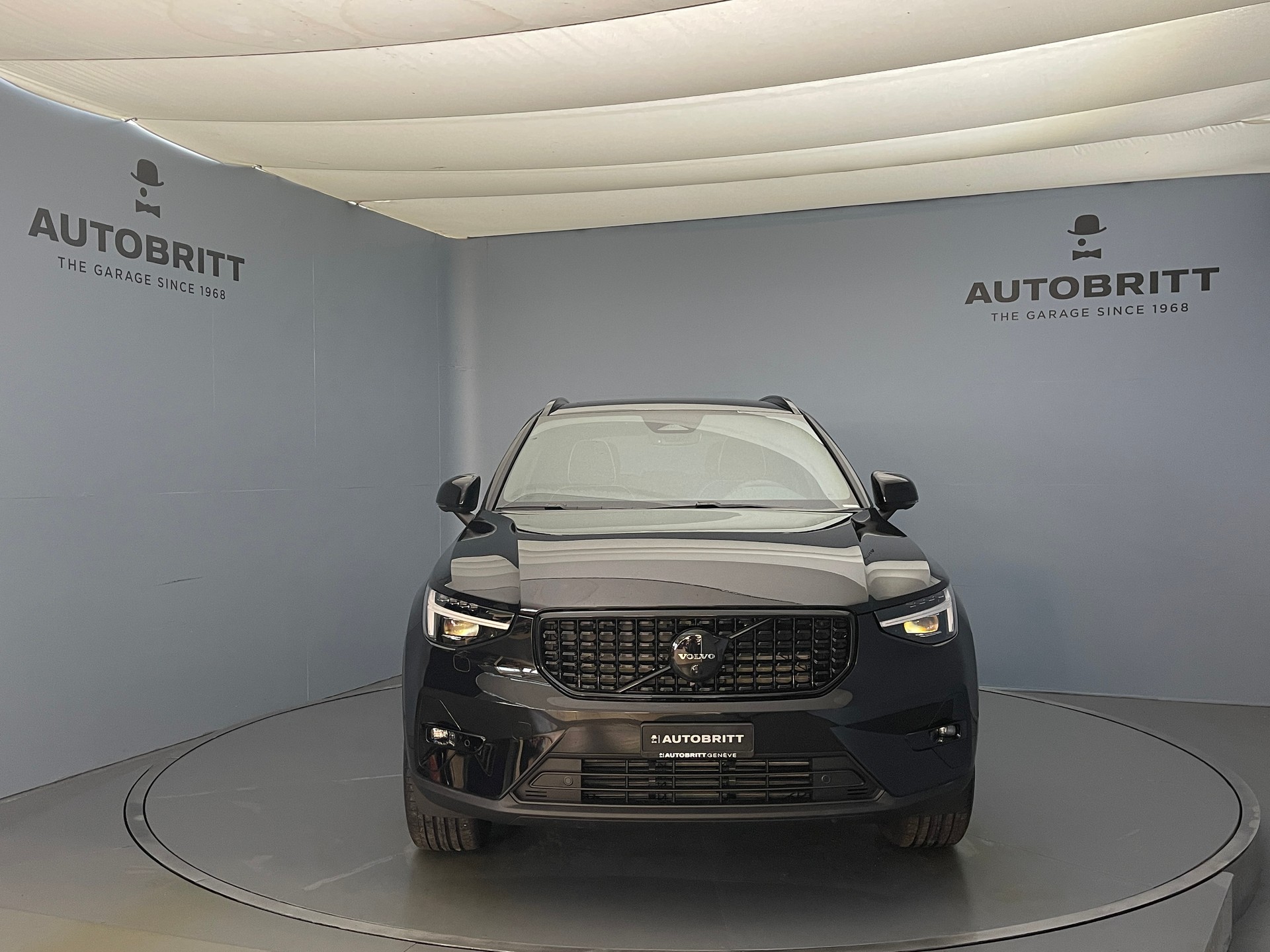 VOLVO XC40 2.0 B4 MH Black Edition-image-1