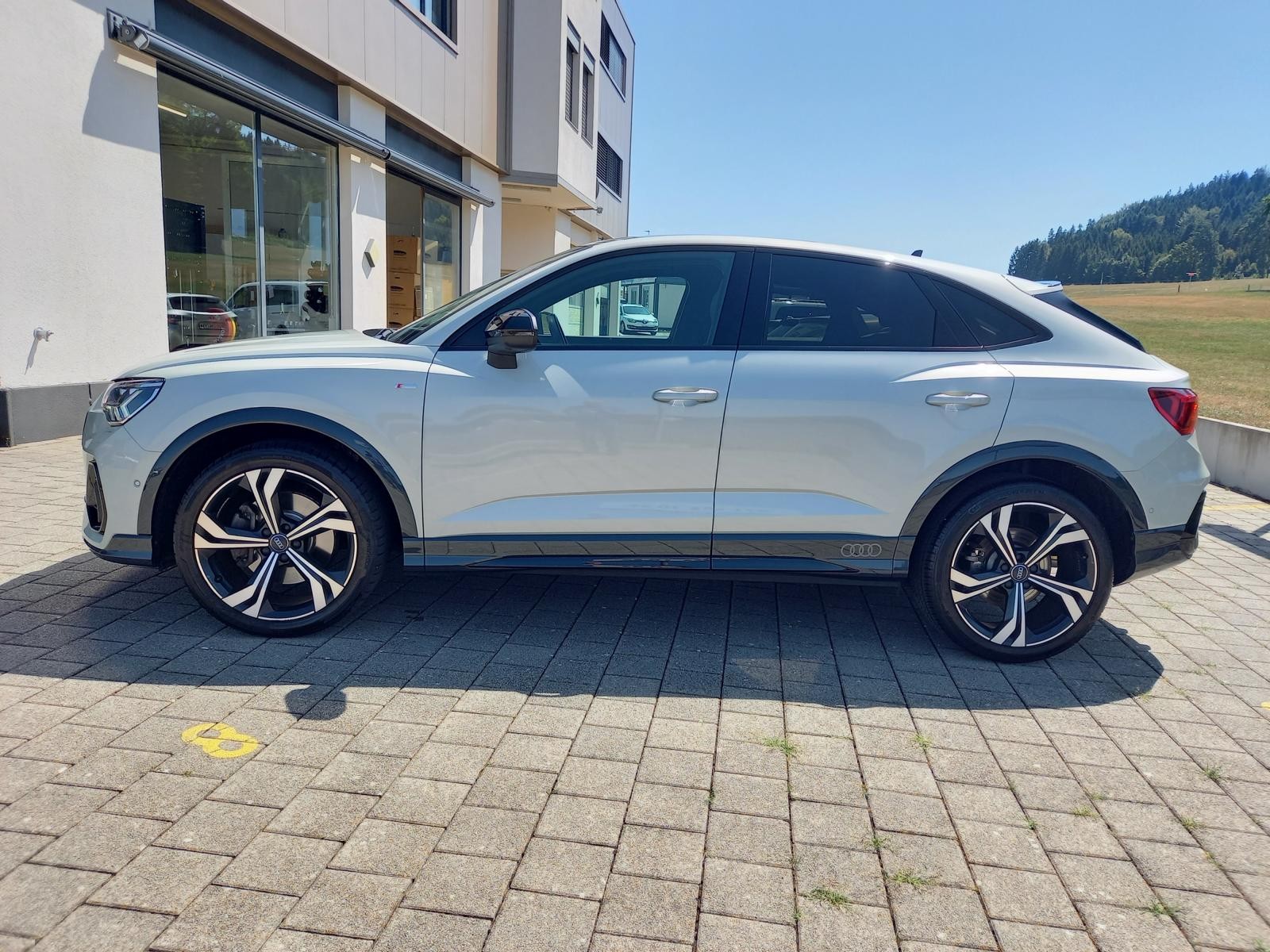 AUDI Q3 Sportback 45 TFSI S line **Pack Edition one silber**quattro S-tronic-image-2