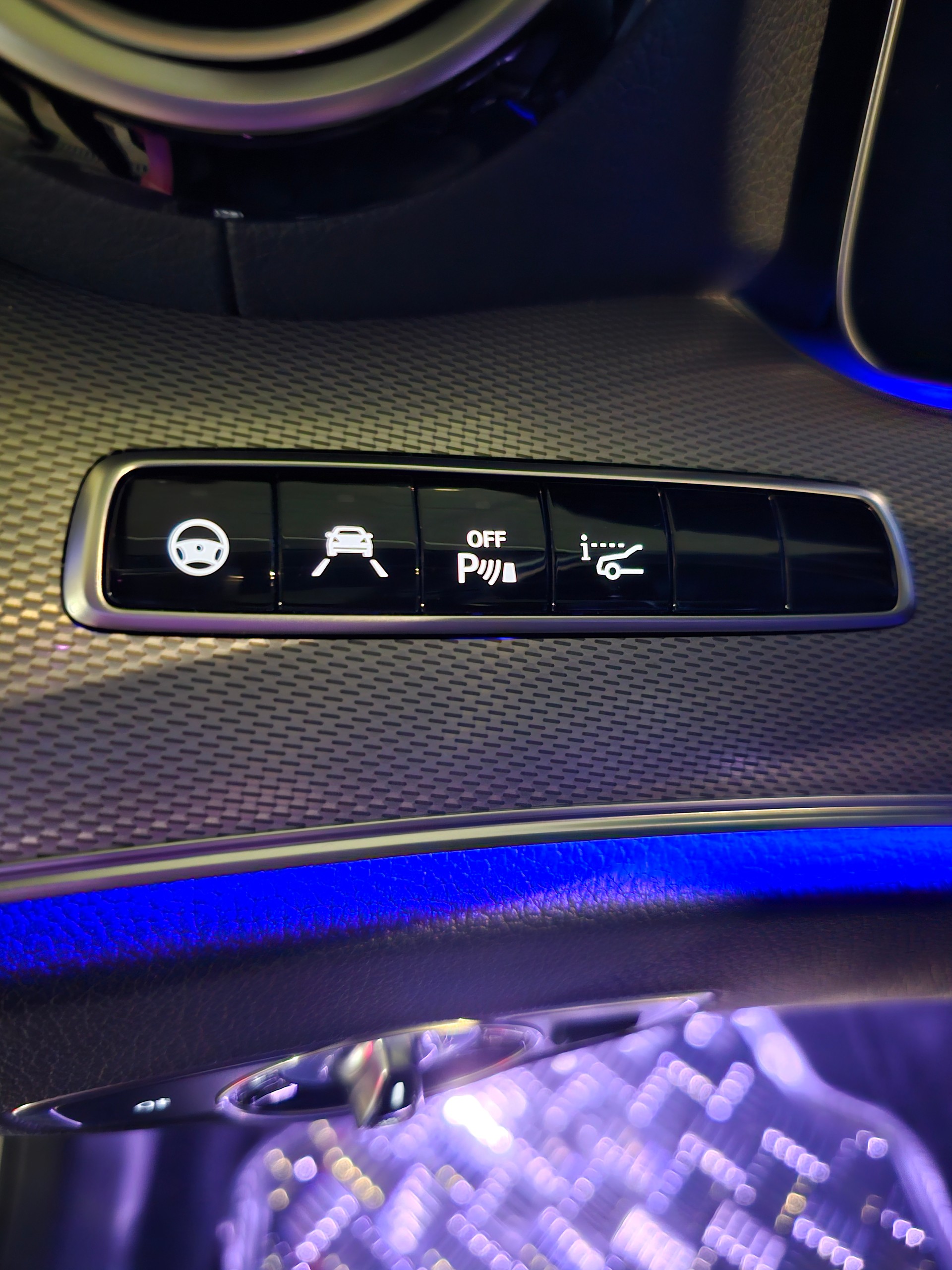 MERCEDES-BENZ E 220 d AMG Line 4matic-image-2