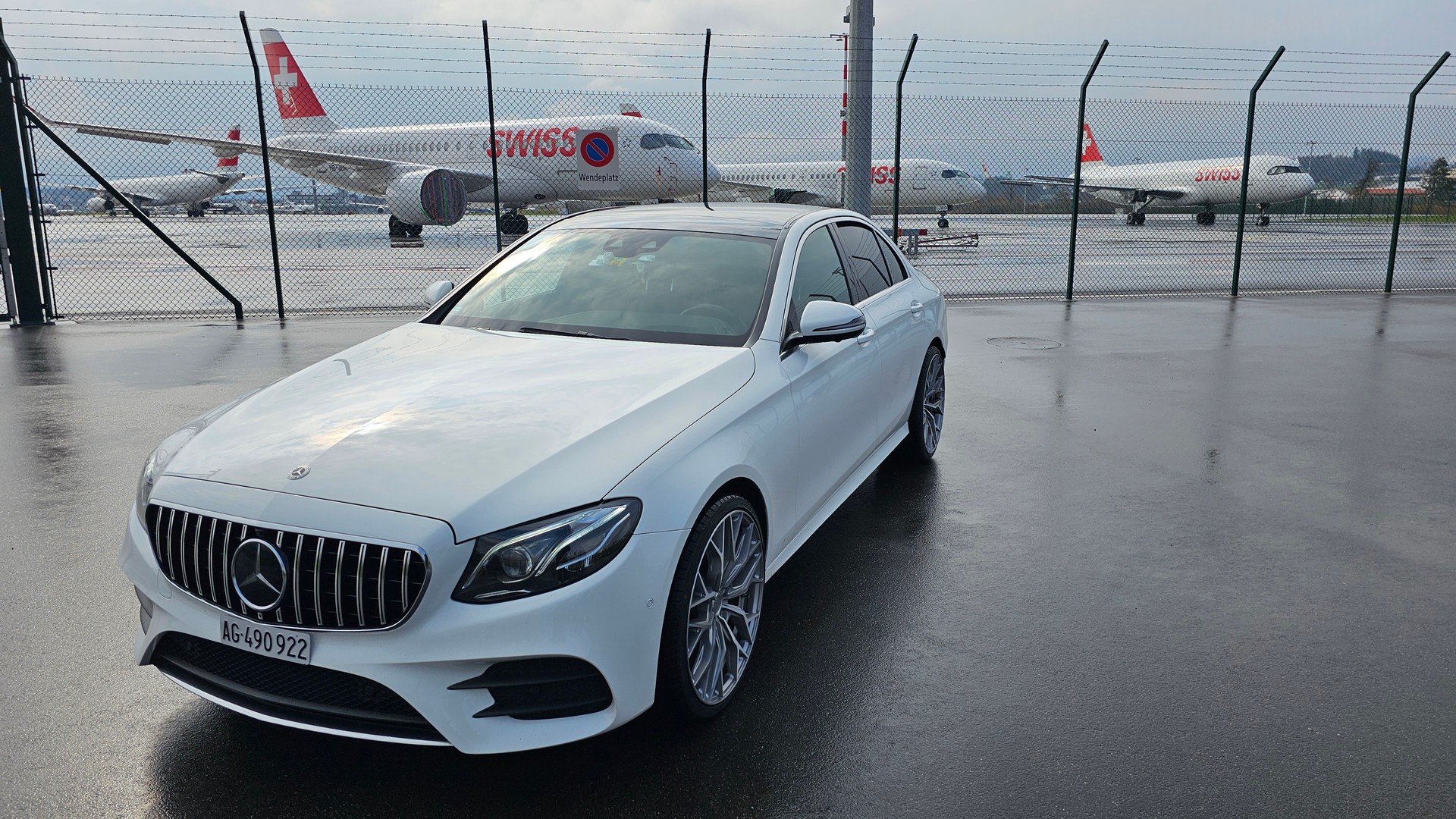MERCEDES-BENZ E 220 d AMG Line 4matic-image-0