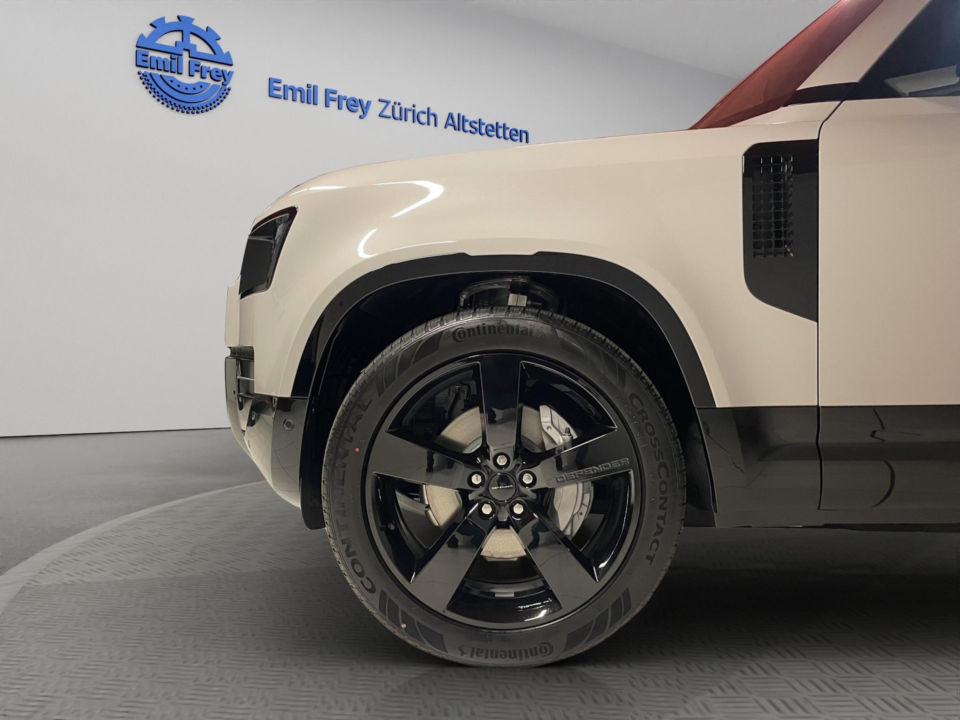 LAND ROVER Defender 110 2.0 P300e X-Dynamic SE (Plug-in Hybrid)-image-14