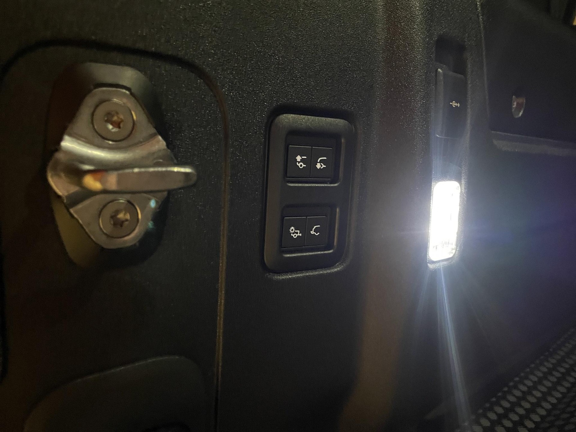 LAND ROVER Defender 110 2.0 P300e X-Dynamic SE (Plug-in Hybrid)-image-12