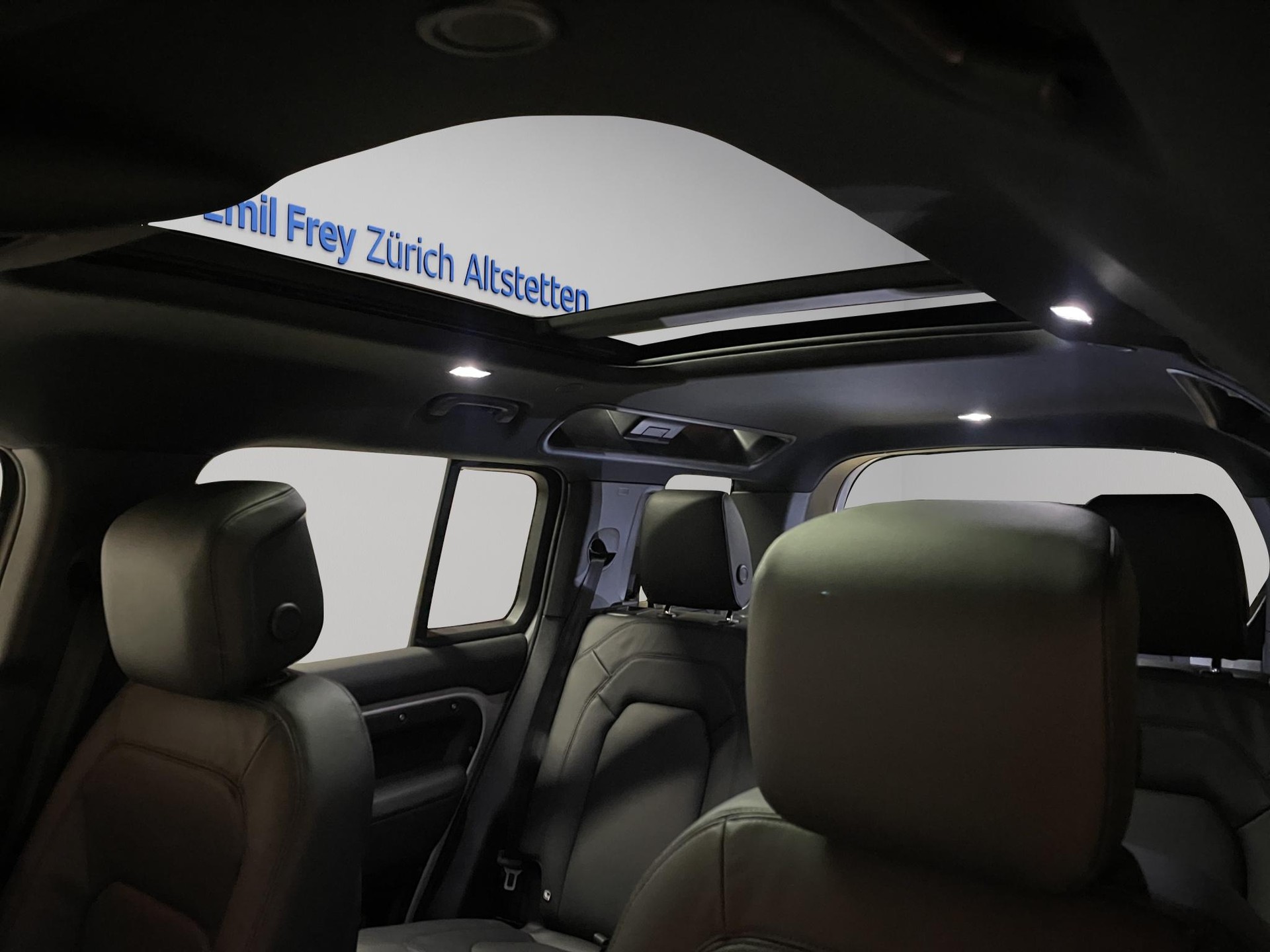 LAND ROVER Defender 110 2.0 P300e X-Dynamic SE (Plug-in Hybrid)-image-13