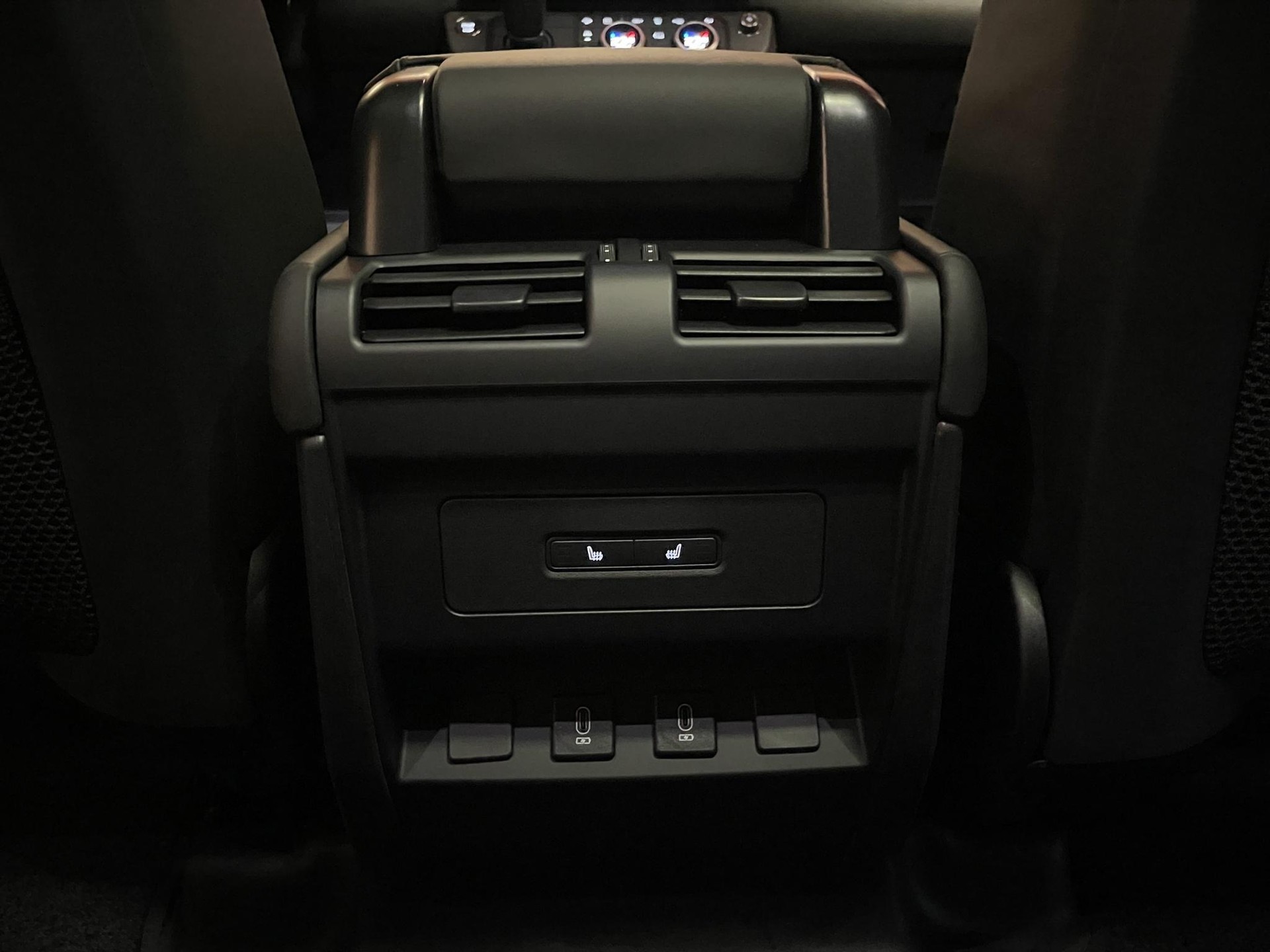 LAND ROVER Defender 110 2.0 P300e X-Dynamic SE (Plug-in Hybrid)-image-11