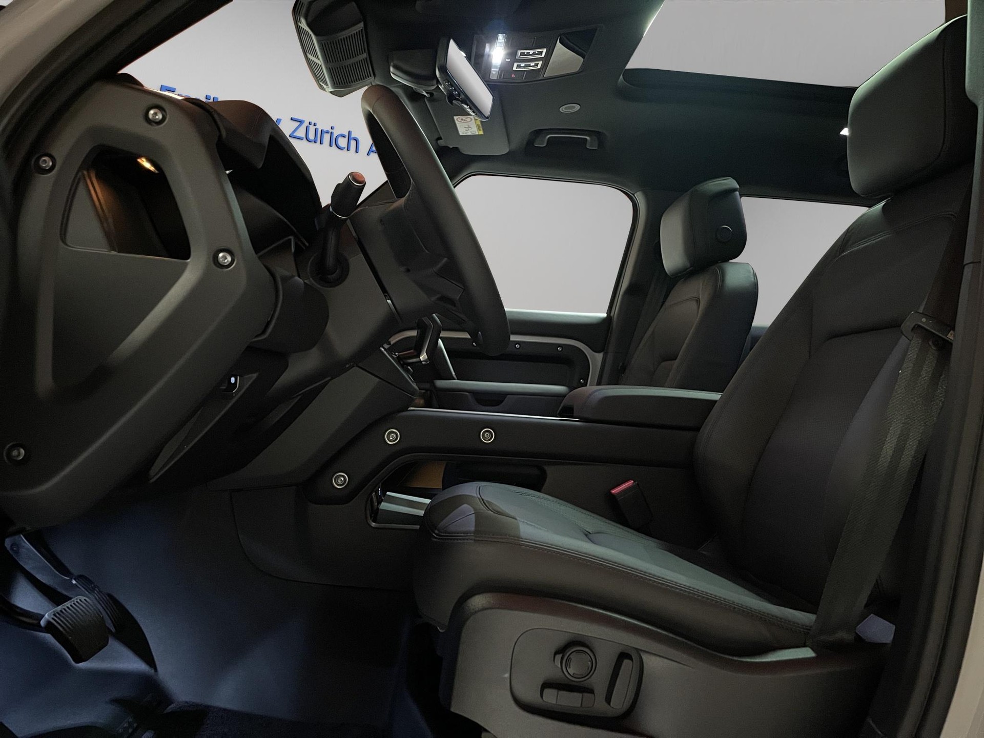 LAND ROVER Defender 110 2.0 P300e X-Dynamic SE (Plug-in Hybrid)-image-6