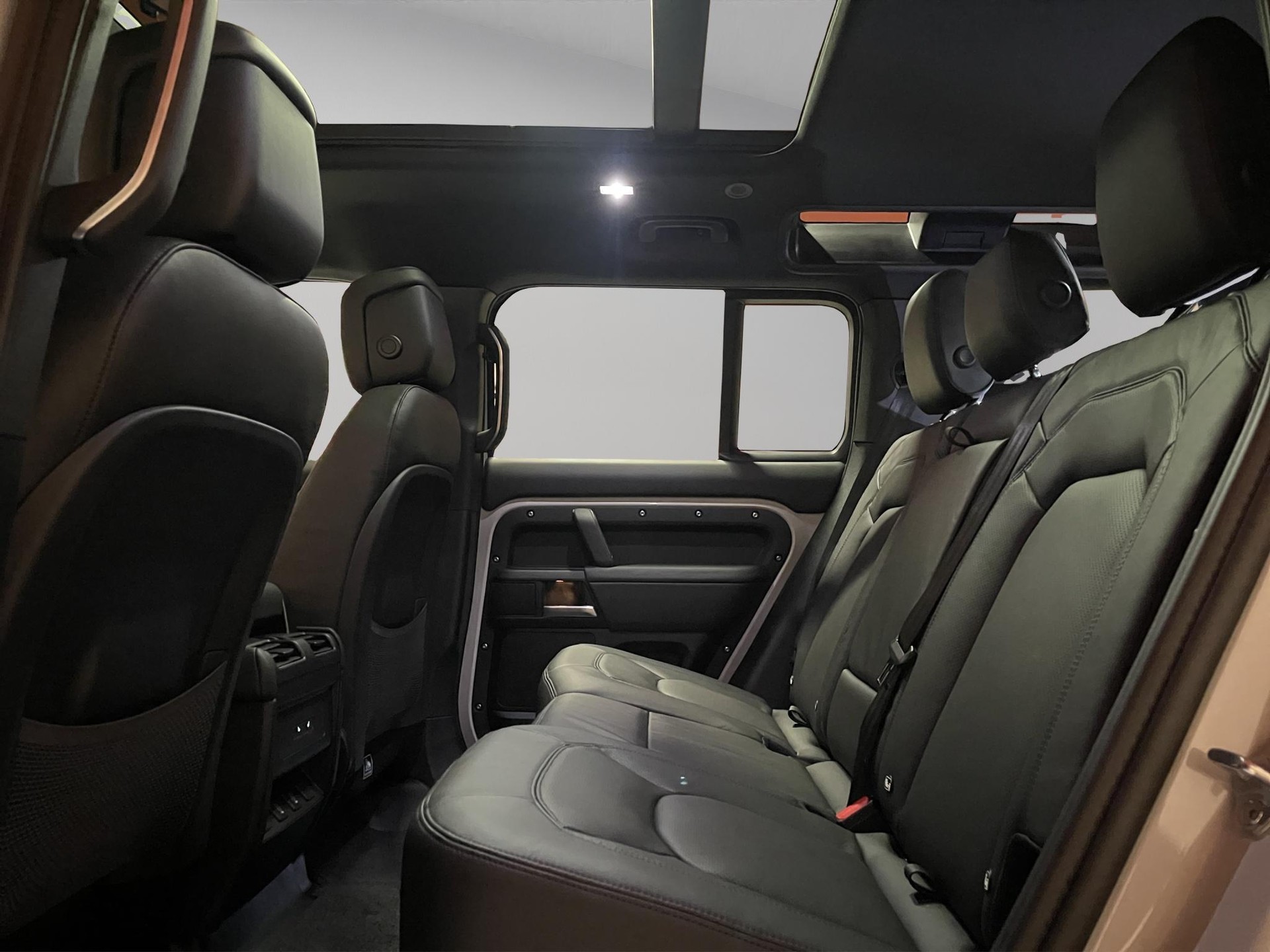 LAND ROVER Defender 110 2.0 P300e X-Dynamic SE (Plug-in Hybrid)-image-8