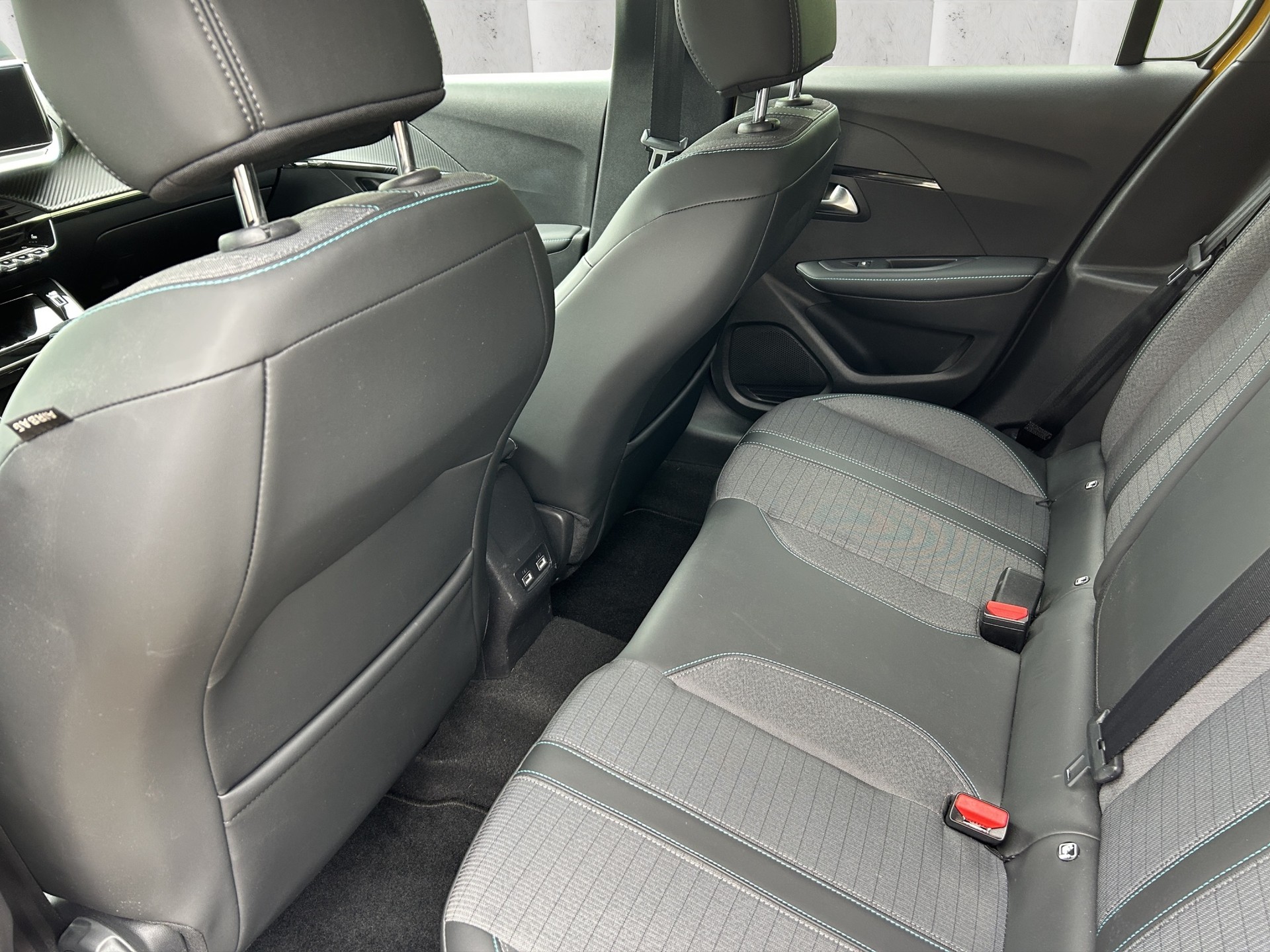PEUGEOT 208 1.2 PureTech Allure Pack-image-10