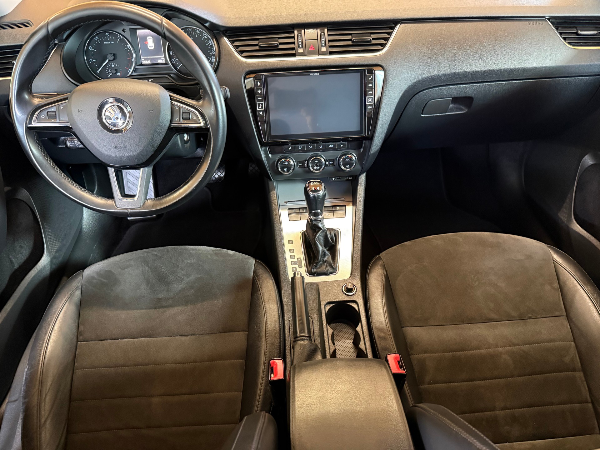 SKODA Octavia Combi 1.8 TSI Elegance 4x4 DSG-image-8