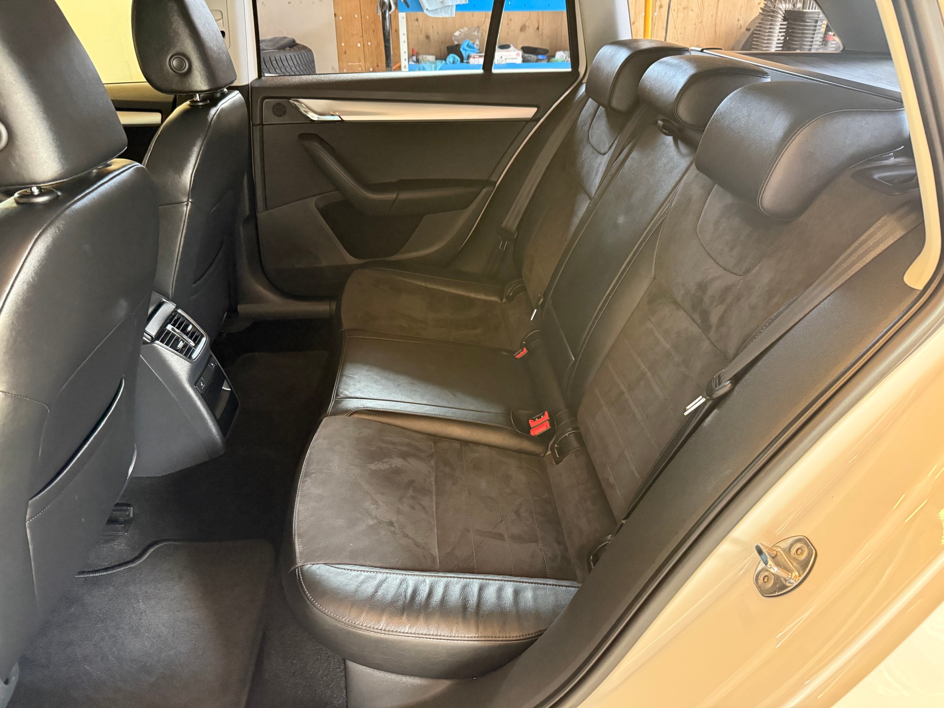 SKODA Octavia Combi 1.8 TSI Elegance 4x4 DSG-image-7