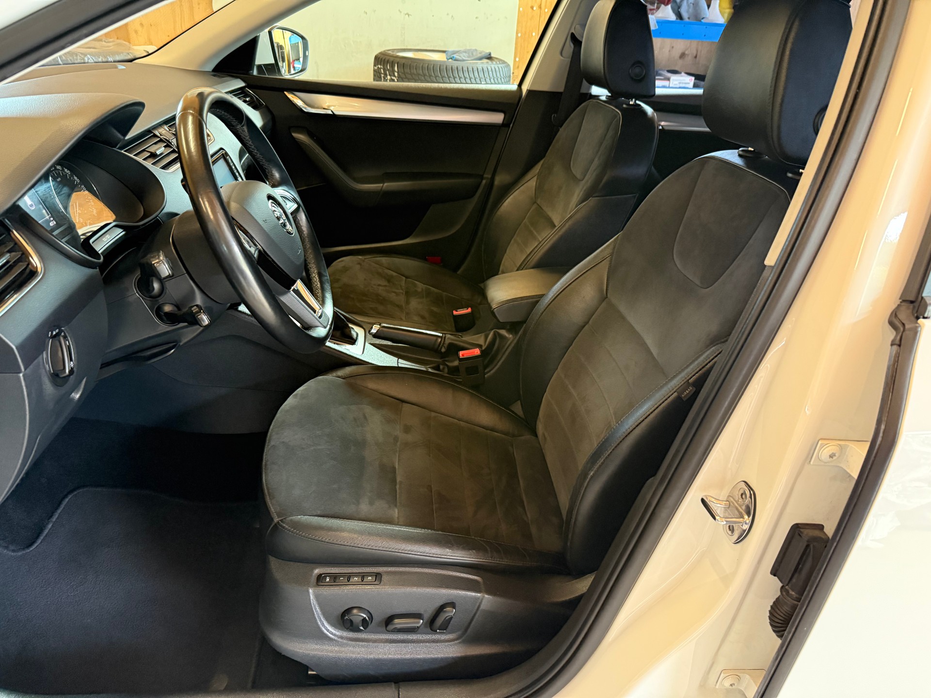 SKODA Octavia Combi 1.8 TSI Elegance 4x4 DSG-image-6