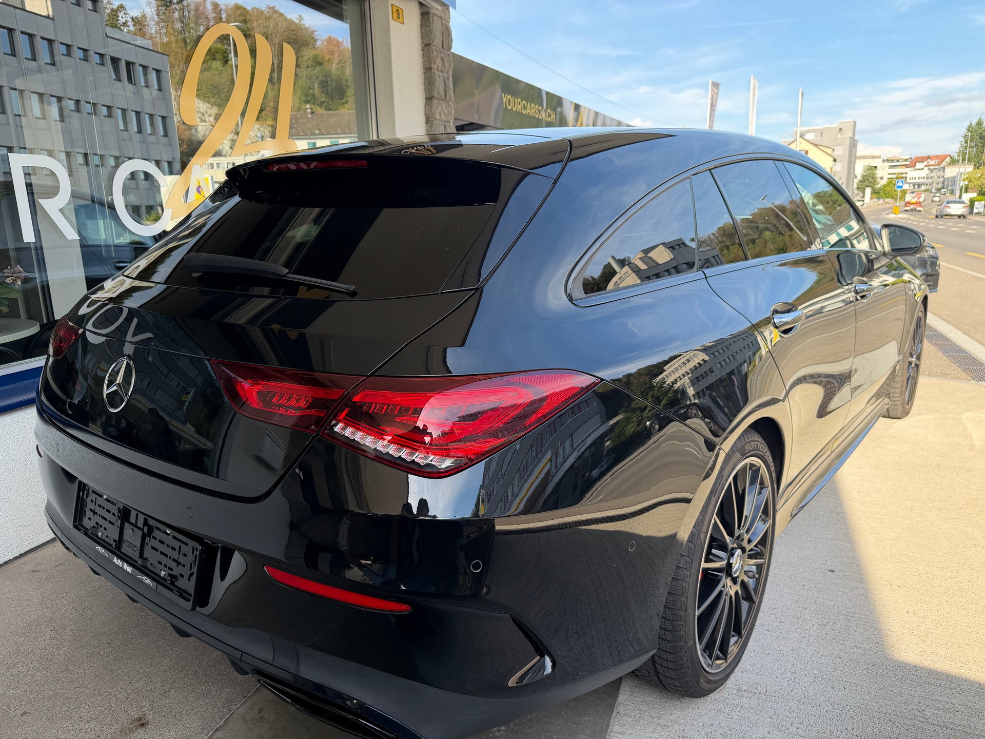 MERCEDES-BENZ CLA Shooting Brake 220 d 4Matic AMG Line-image-4
