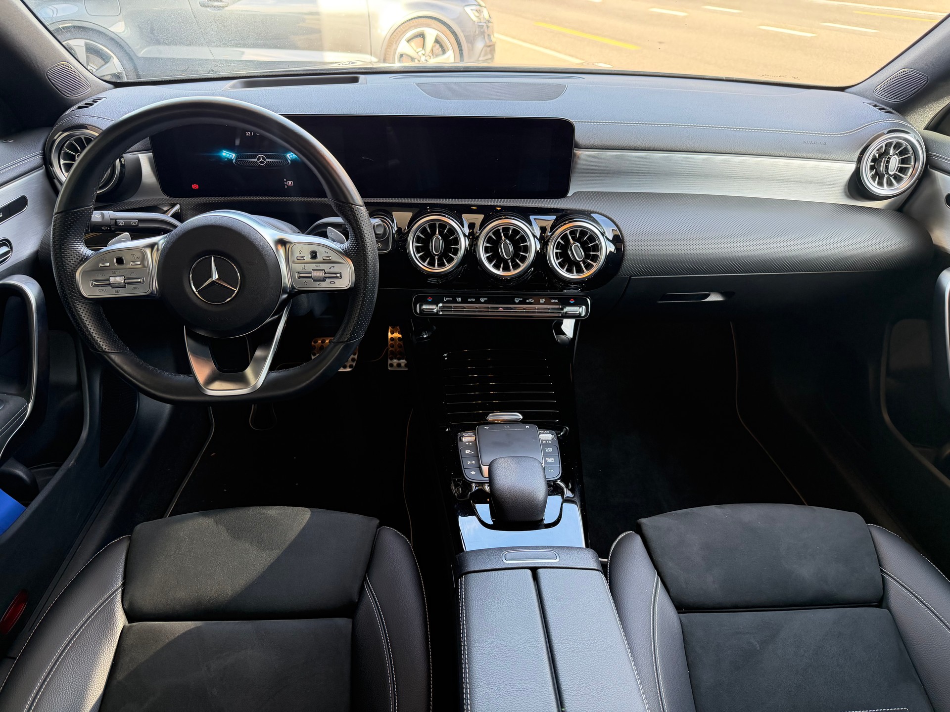 MERCEDES-BENZ CLA Shooting Brake 220 d 4Matic AMG Line-image-7