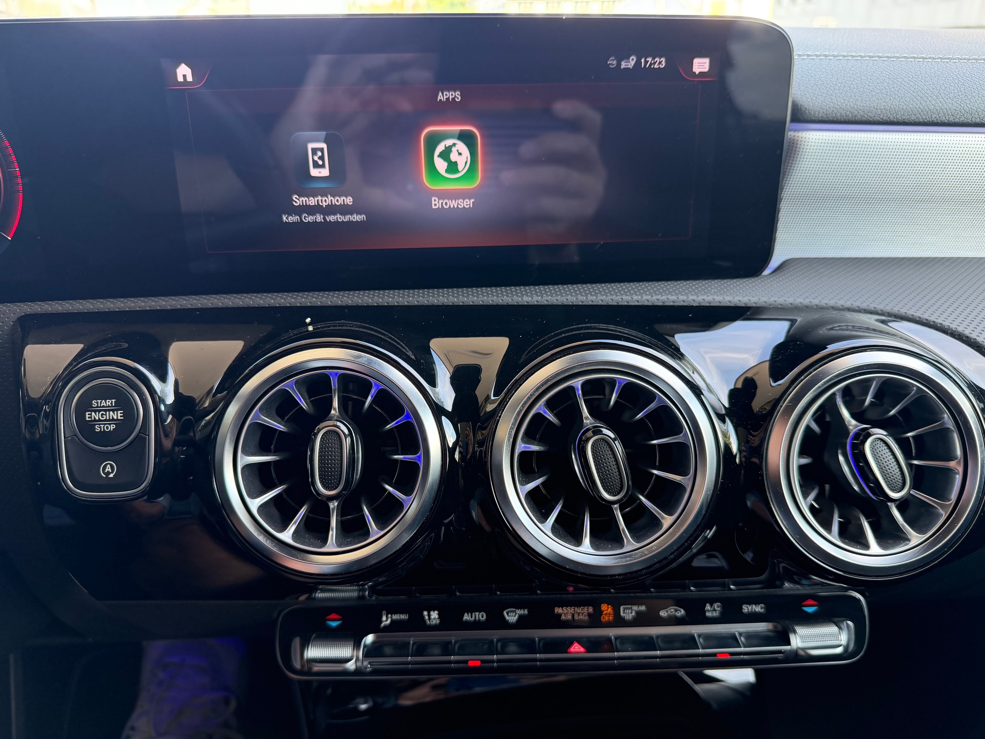 MERCEDES-BENZ CLA Shooting Brake 220 d 4Matic AMG Line-image-12
