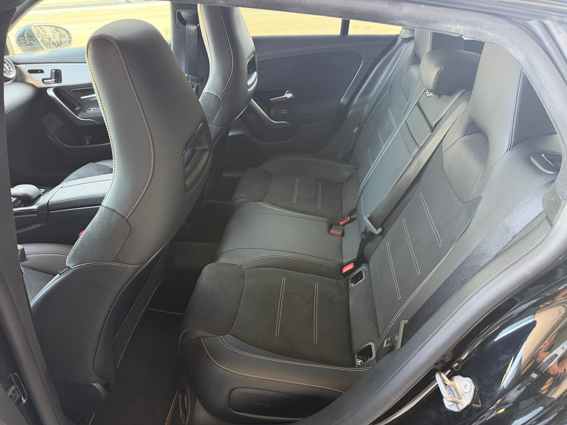 MERCEDES-BENZ CLA Shooting Brake 220 d 4Matic AMG Line-image-8